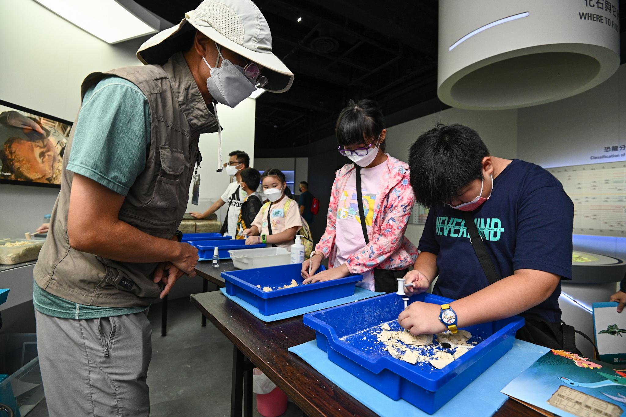 香港科學館昨晚（八月五日）舉行首場「與龍同眠」留宿活動。參加者體驗古生物學家如何發掘化石。
