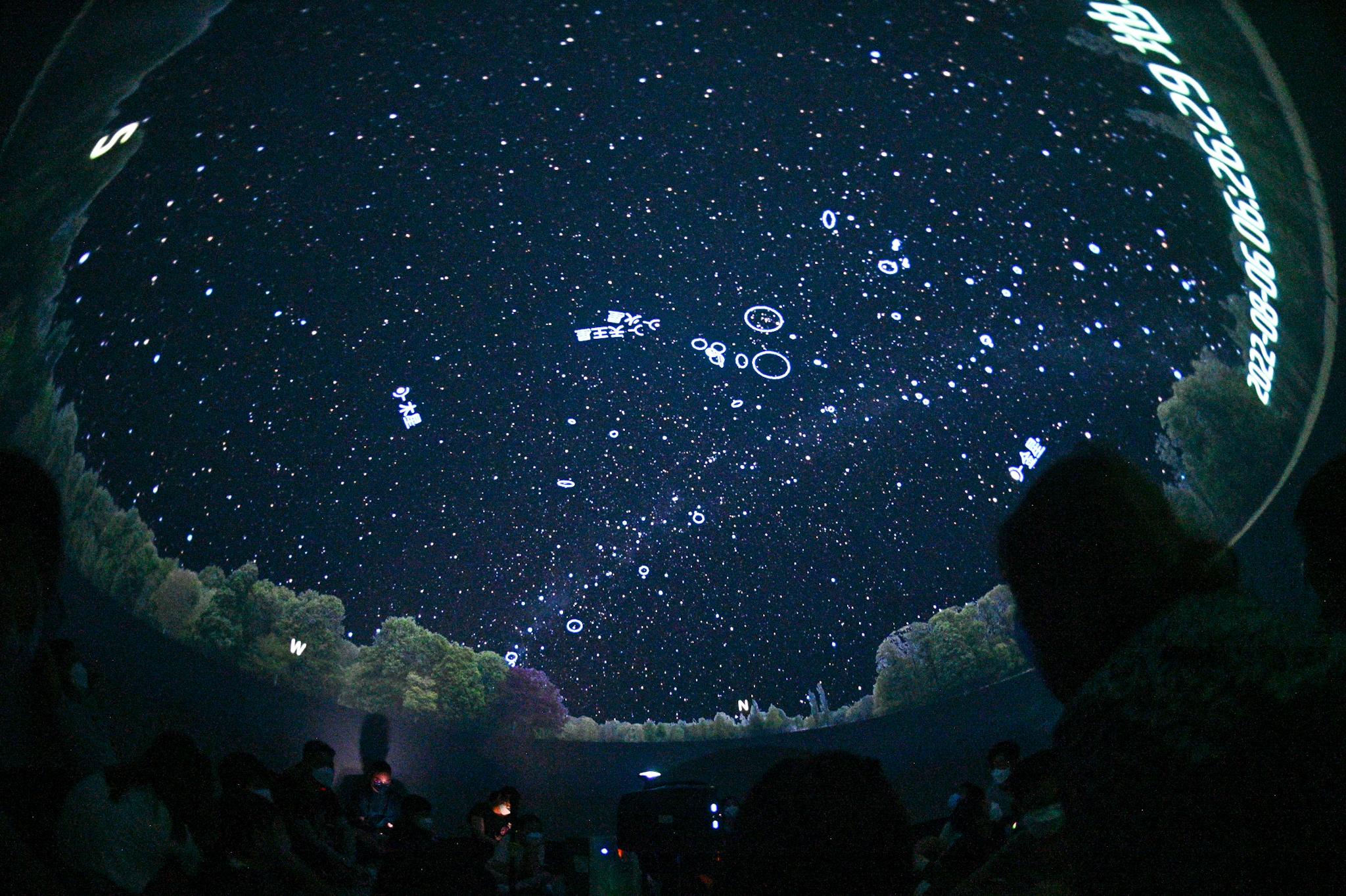 香港科學館昨晚（八月五日）舉行首場「與龍同眠」留宿活動。參加者在流動天象廳內觀賞星空。