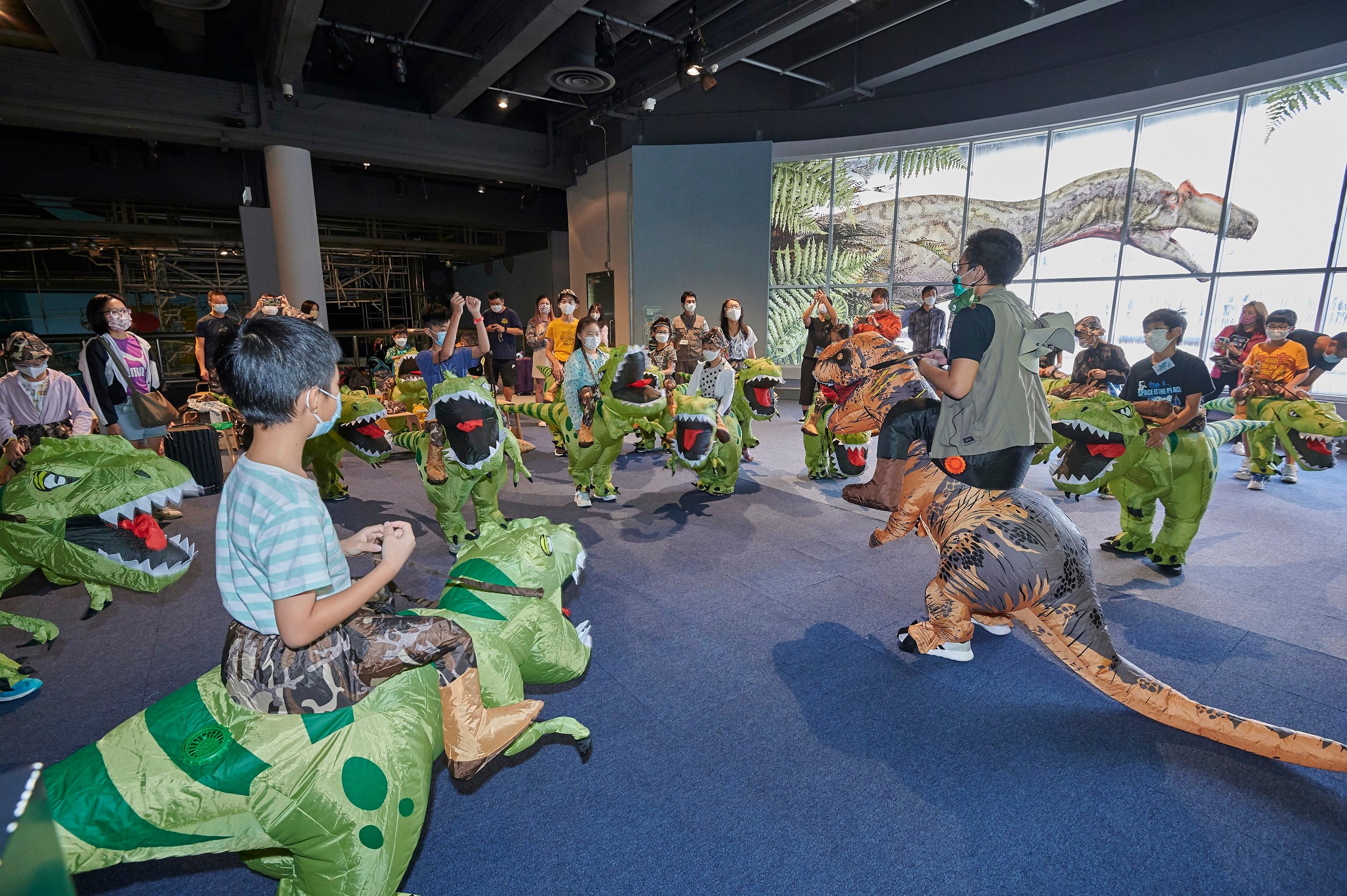 香港科學館首場「與龍同眠」留宿活動今日（八月六日）早上完滿結束。圖示參加者穿上恐龍服飾齊齊做運動。