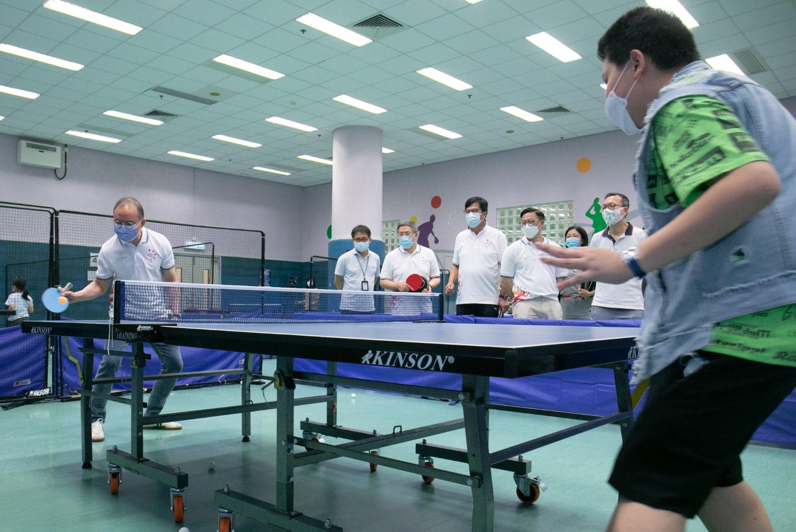 政制及內地事務局局長曾國衞（左一）今日（八月七日）在港島東體育館與參與「全民運動日2022」的市民一同打乒乓球。