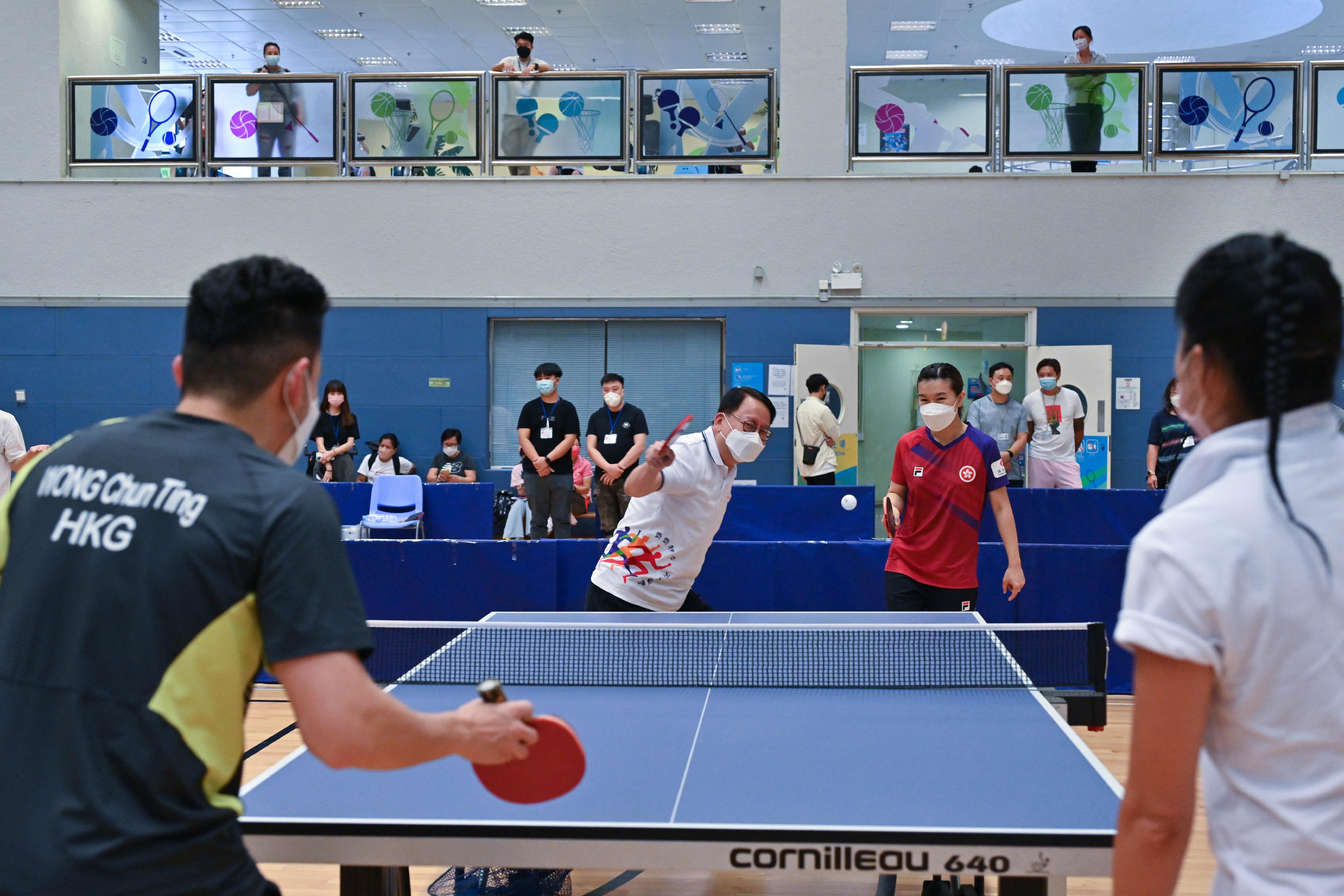 政務司司長陳國基今日（八月七日）在富亨體育館參與由康樂及文化事務署主辦的「全民運動日2022」康體活動，與香港運動員切磋乒乓球技。