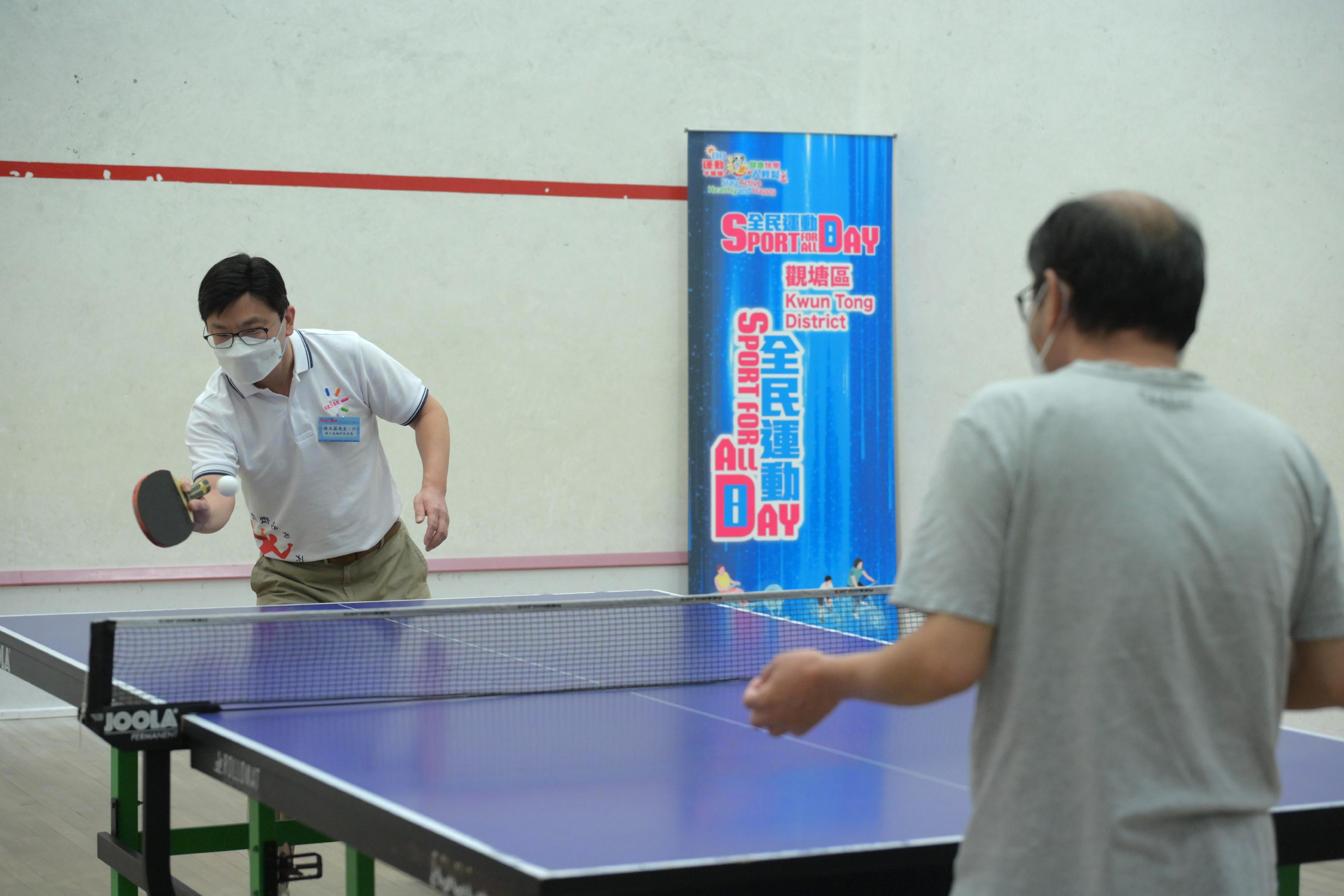 The Secretary for Labour and Welfare, Mr Chris Sun, joined the public for sports and recreation programmes at Lei Yue Mun Sports Centre this afternoon (August 7) as part of Sport For All Day 2022 organised by the Leisure and Cultural Services Department. Photo shows Mr Sun (left) playing table tennis with a member of the public.
