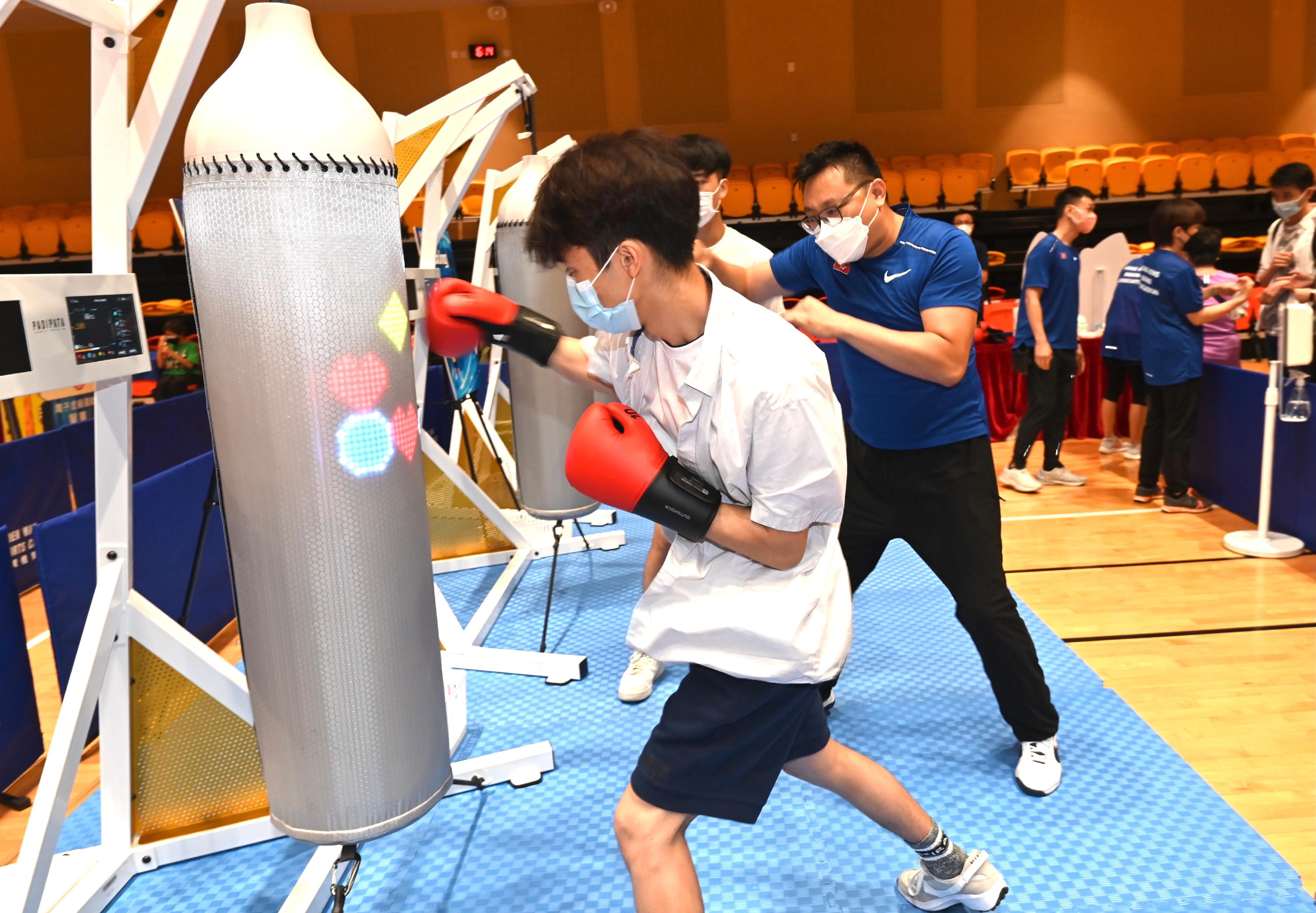 The Leisure and Cultural Services Department organised a number of free recreation and sports programmes at designated sports centres in 18 districts for public participation at Sport For All Day 2022 today (August 7). Photo shows the members of the public participating in fun game.