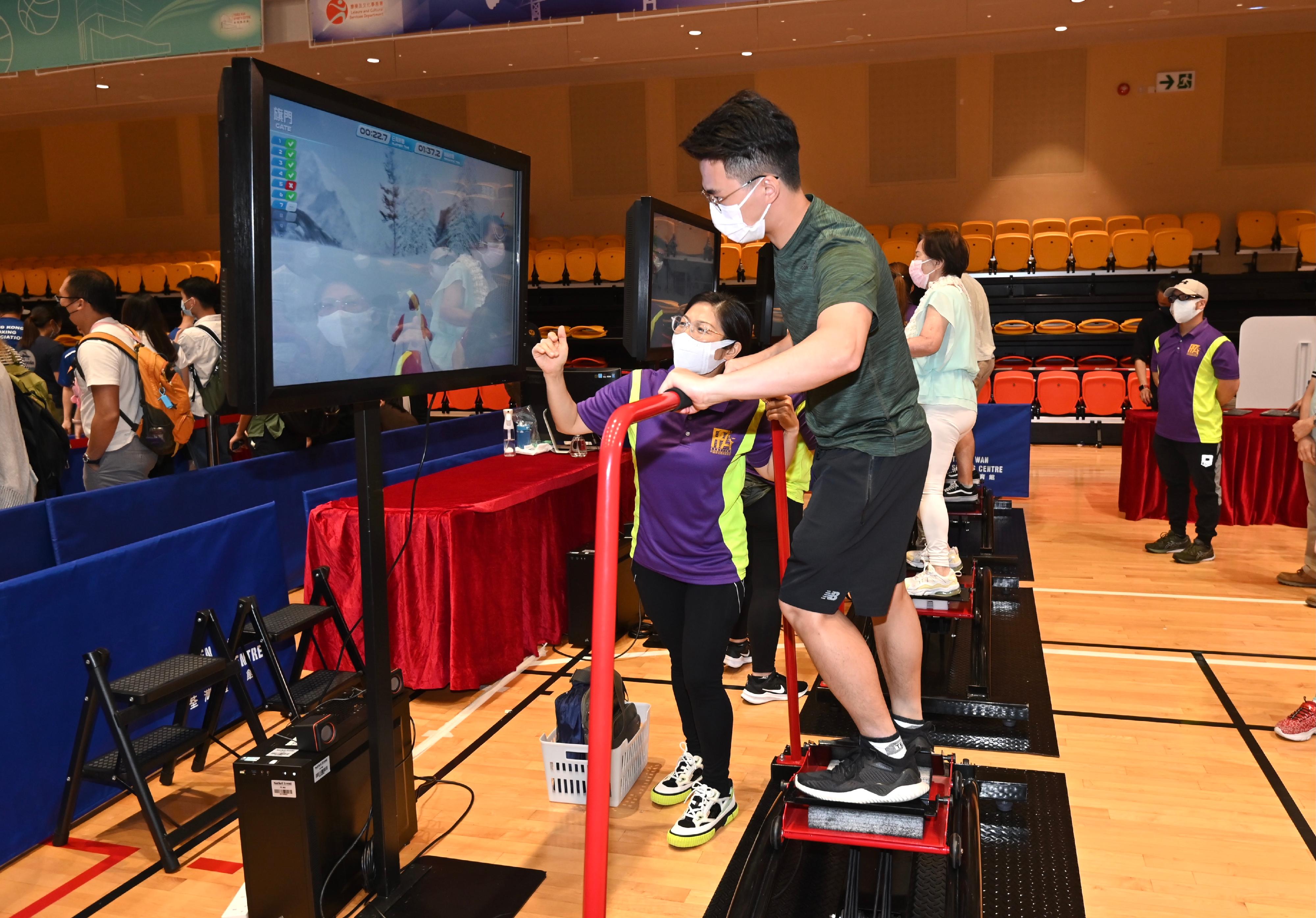 The Leisure and Cultural Services Department organised a number of free recreation and sports programmes at designated sports centres in 18 districts for public participation at Sport For All Day 2022 today (August 7). Photo shows a member of the public participating in an electronic virtual skiing exploration activity. 