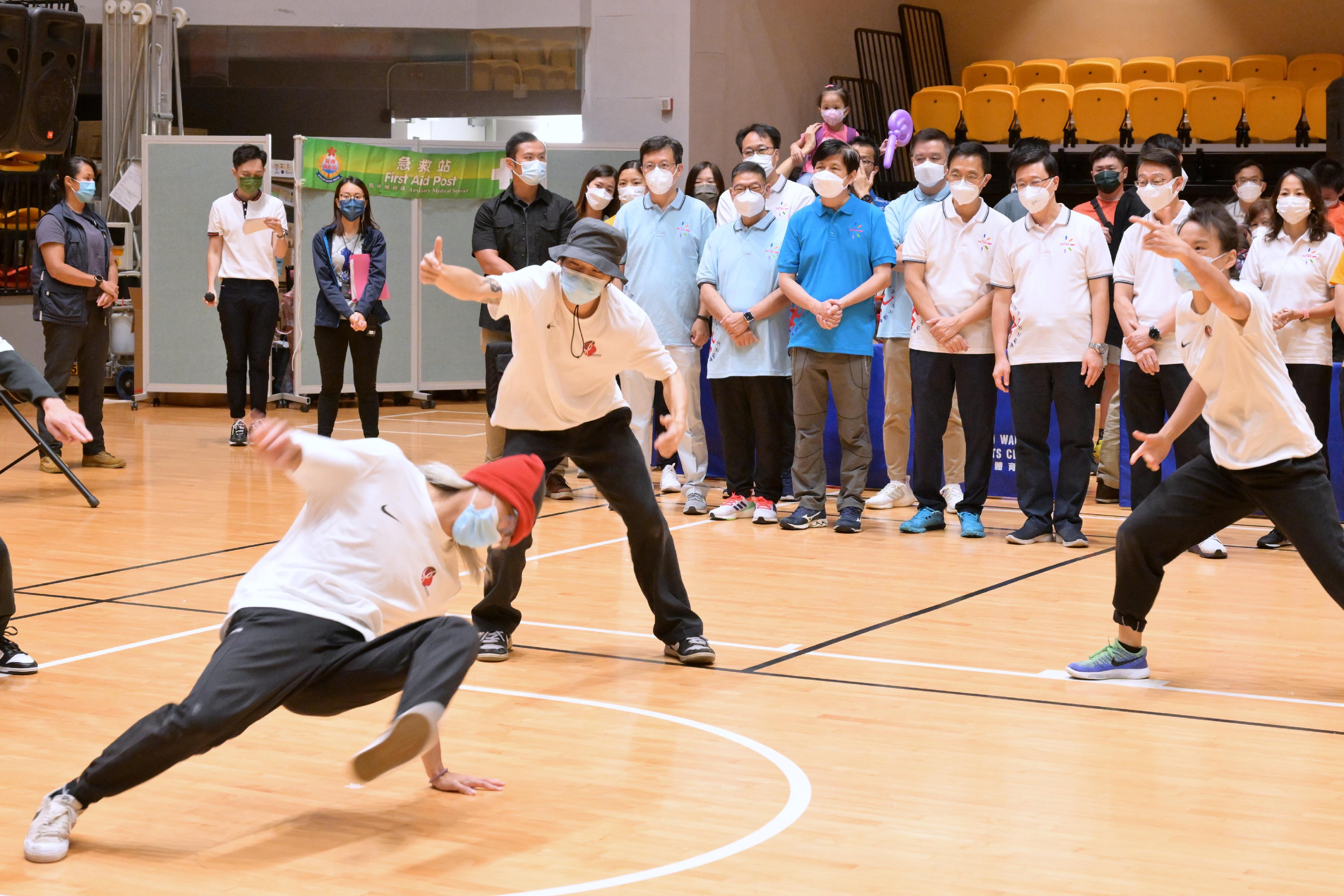 The Chief Executive, Mr John Lee, joined the public for sports and recreation programmes at Tsuen Wan Sports Centre this afternoon (August 7) as part of Sport For All Day 2022 organised by the Leisure and Cultural Services Department. Photo shows Mr Lee (back row, third right) and other guests watching breaking performance.