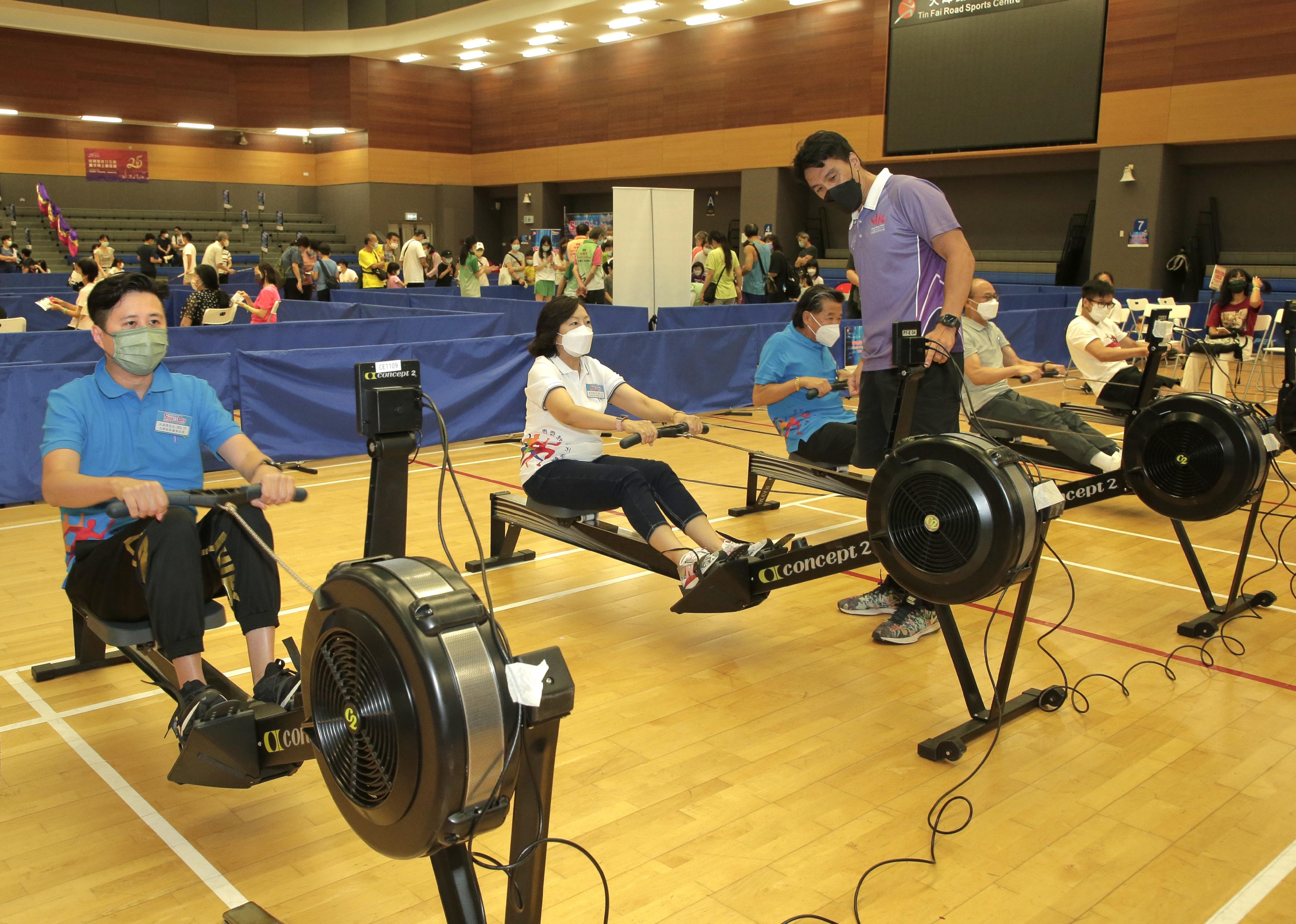 The Secretary for Home and Youth Affairs, Miss Alice Mak, today (August 7) participated in Sport For All Day 2022 activities at the Tin Fai Road Sports Centre in Yuen Long District to bring the message of stay active, healthy and happy to the public. Photo shows Miss Mak (second left) joining members of the public in an indoor rowing session to experience the fun of electronic virtual sport.
