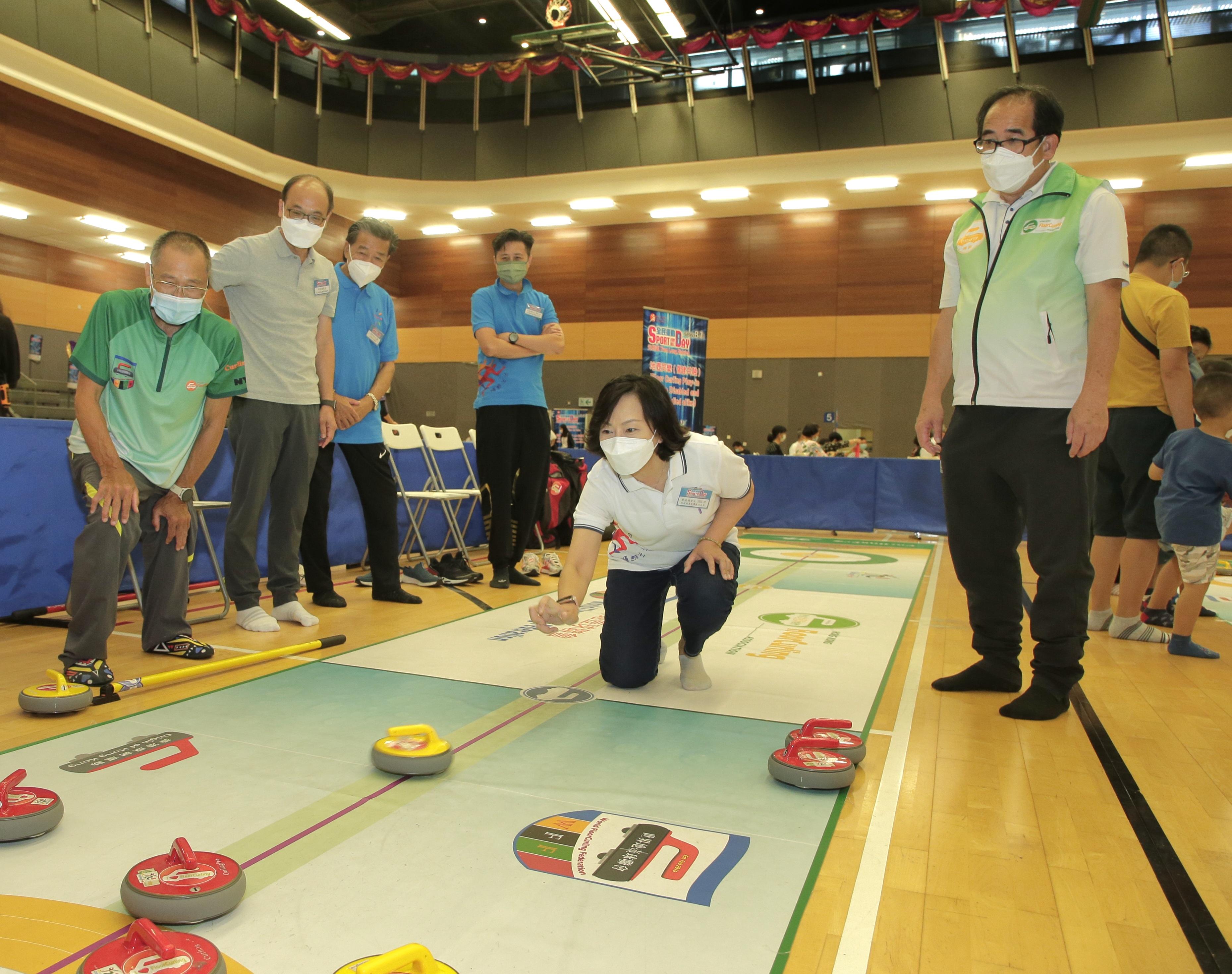 The Secretary for Home and Youth Affairs, Miss Alice Mak, today (August 7) participated in Sport For All Day 2022 activities at the Tin Fai Road Sports Centre in Yuen Long District to bring the message of stay active, healthy and happy to the public. Photo shows Miss Mak (second right) participating in a floor curling session.