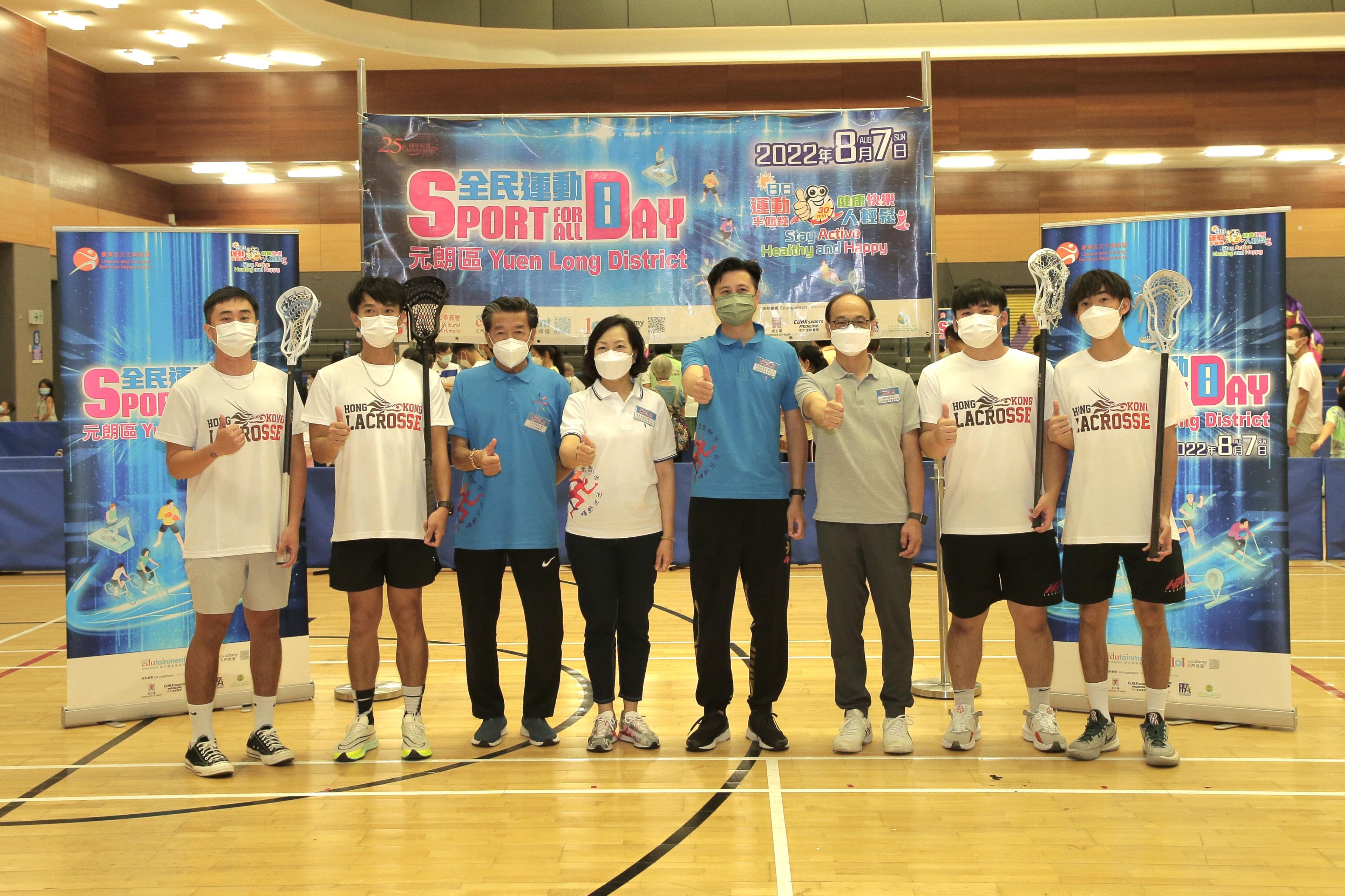 The Secretary for Home and Youth Affairs, Miss Alice Mak, today (August 7) participated in Sport For All Day 2022 activities at the Tin Fai Road Sports Centre in Yuen Long District to bring the message of stay active, healthy and happy to the public. Photo shows Miss Mak (fourth left); the Chairman of Yuen Long District Council, Mr Shum Ho-kit (fourth right); and other guests at the event.


