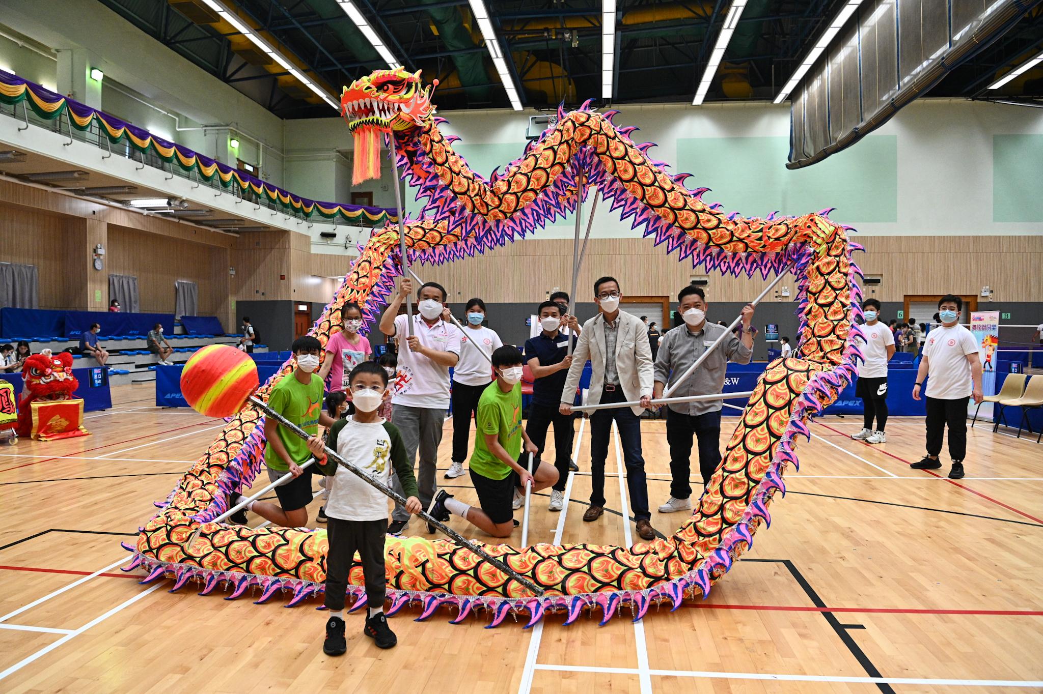 The Secretary for Financial Services and the Treasury, Mr Christopher Hui, today (August 7) participated in the Sport For All Day 2022 to promote the benefits of exercise for the body and mind. Photo shows Mr Hui (second left, second row) joining the Dragon and Lion Dances Play-in at the Smithfield Sports Centre.