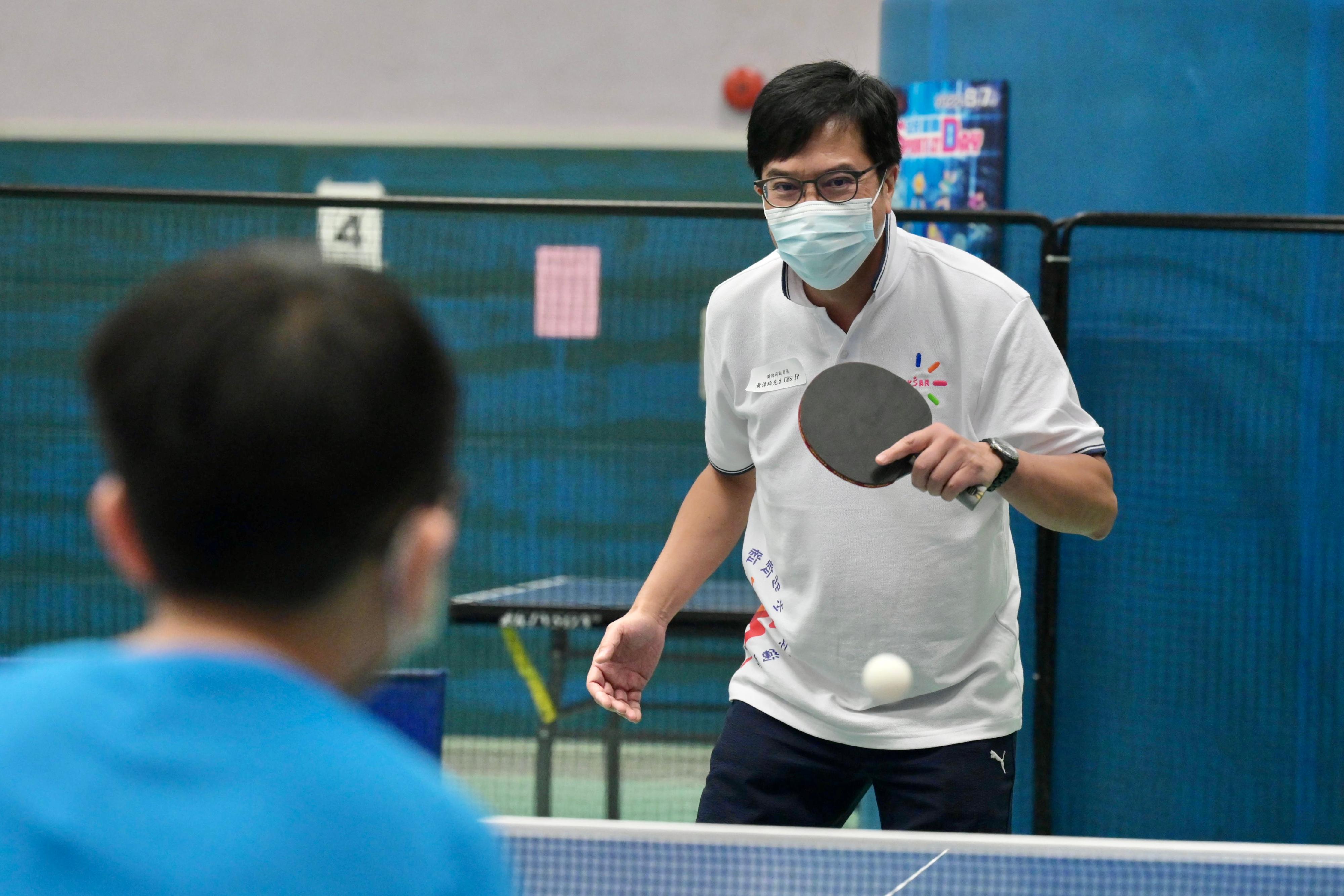 The Deputy Financial Secretary, Mr Michael Wong, today (August 7) plays table tennis with the public participating in the Sport for All Day 2022 at the Island East Sports Centre.