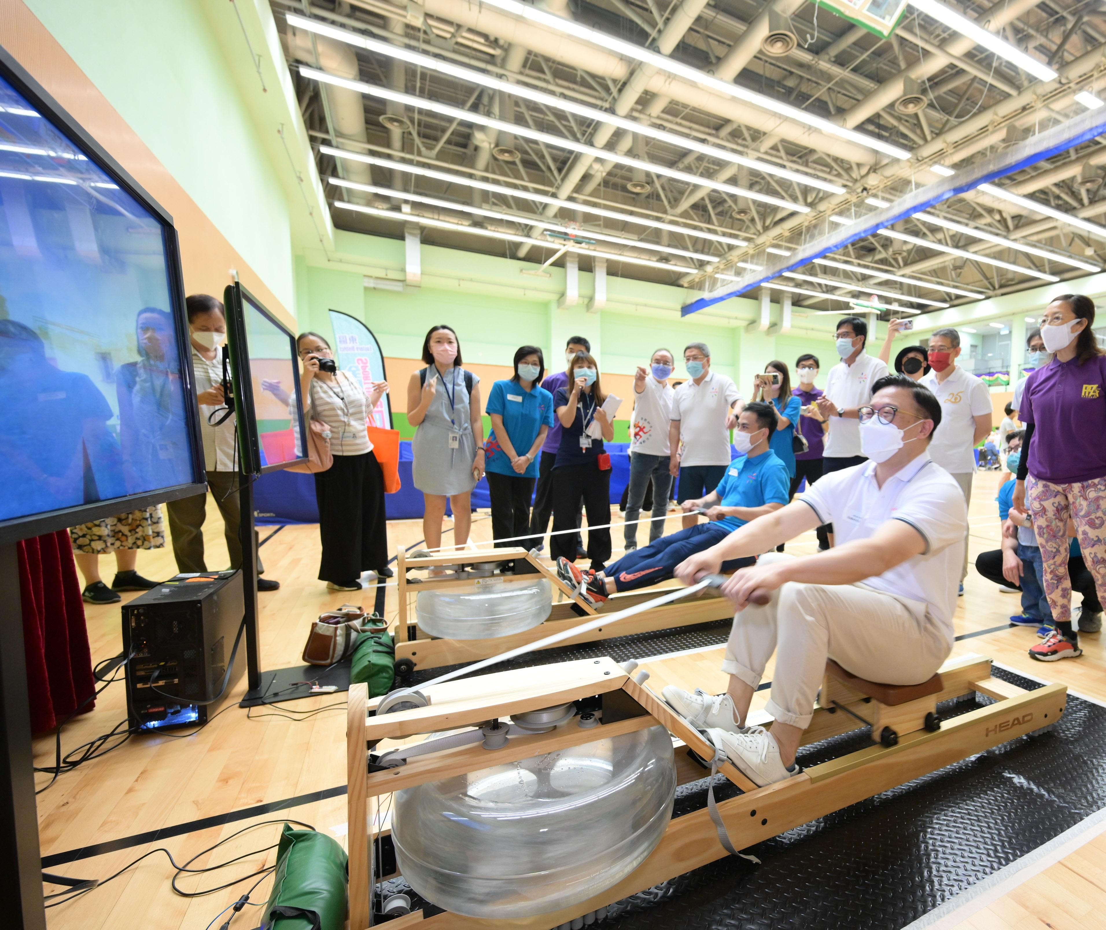 The Deputy Secretary for Justice, Mr Cheung Kwok-kwan, (second right), participated in Sport For All Day 2022 activities at Island East Sports Centre this afternoon (August 7). Photo shows Mr Cheung taking part in a rowing game.

