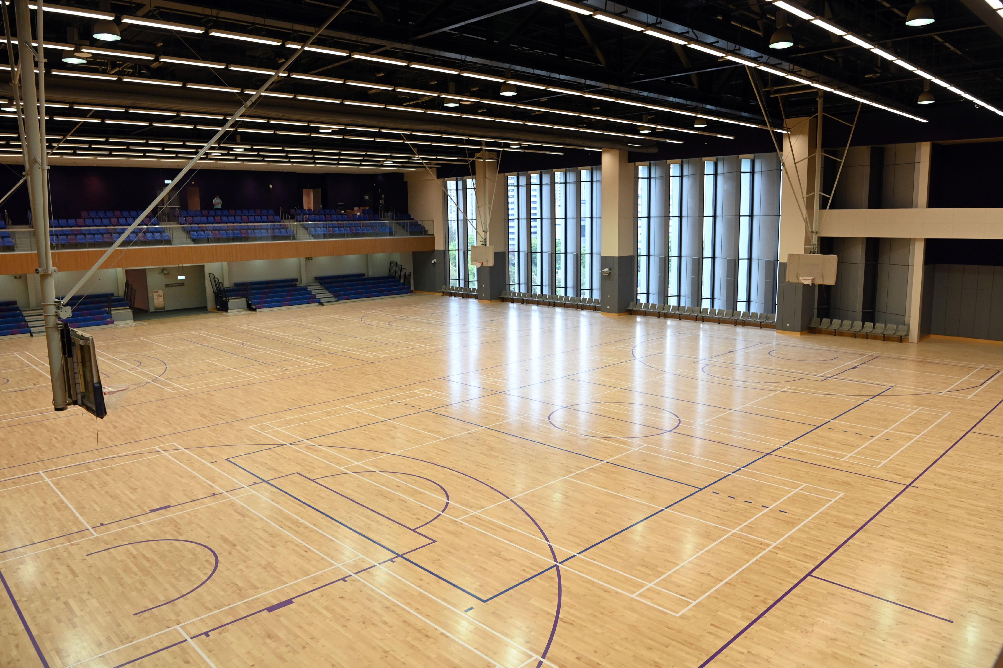 Tung Cheong Street Sports Centre, managed by the Leisure and Cultural Services Department, will open for public use on August 15 (Monday). The new Tung Cheong Street Sports Centre has a total area of about 9 400 square metres, providing a wide range of leisure and sports facilities. Photo shows the multi-purpose arena, which can serve as two basketball courts or two volleyball courts or eight badminton courts.