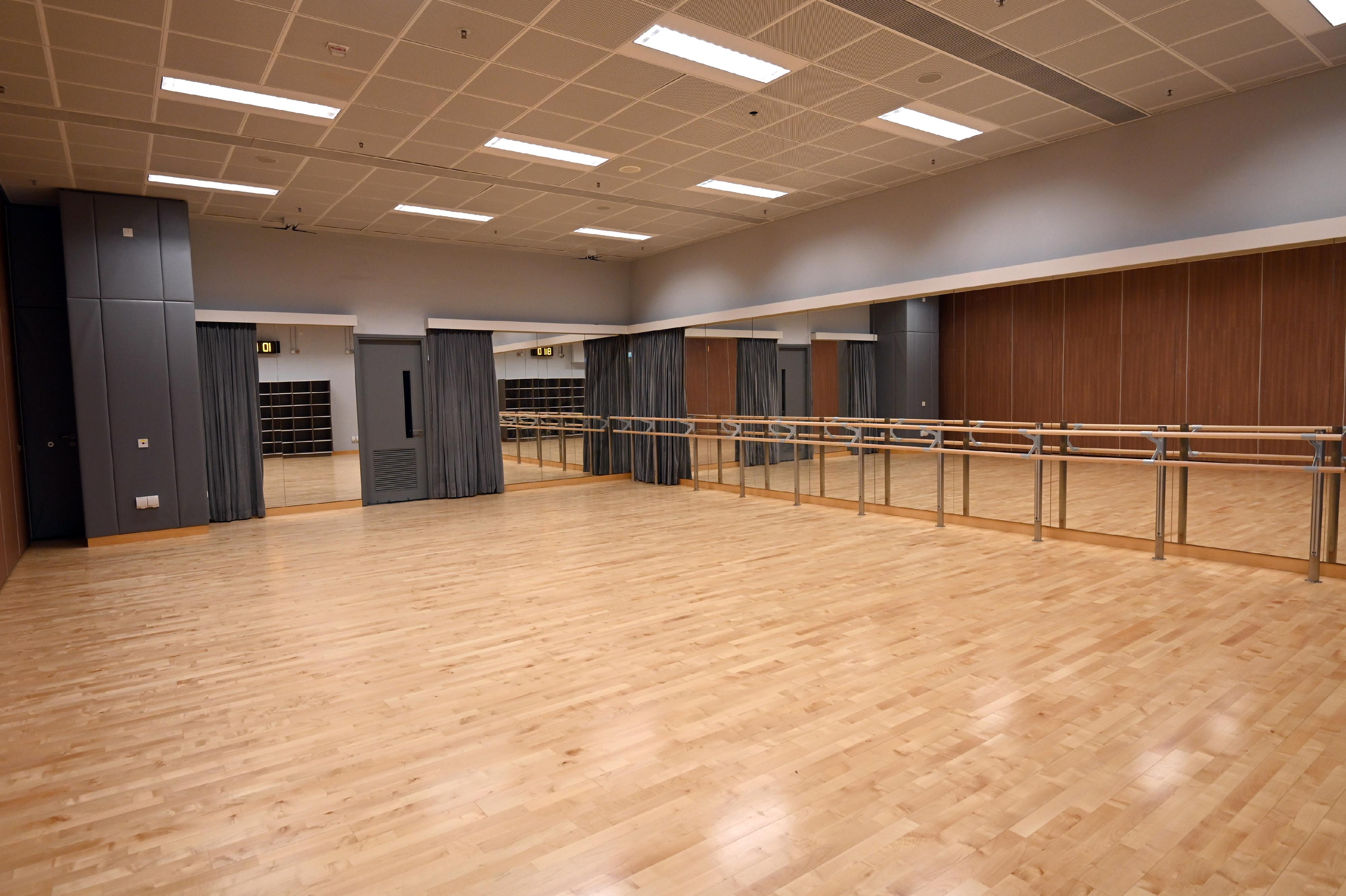 The newly built Tung Cheong Street Sports Centre, managed by the Leisure and Cultural Services Department, will open for public use on August 15 (Monday), providing a wide range of leisure and sports facilities. Photo shows the multi-purpose activity room.