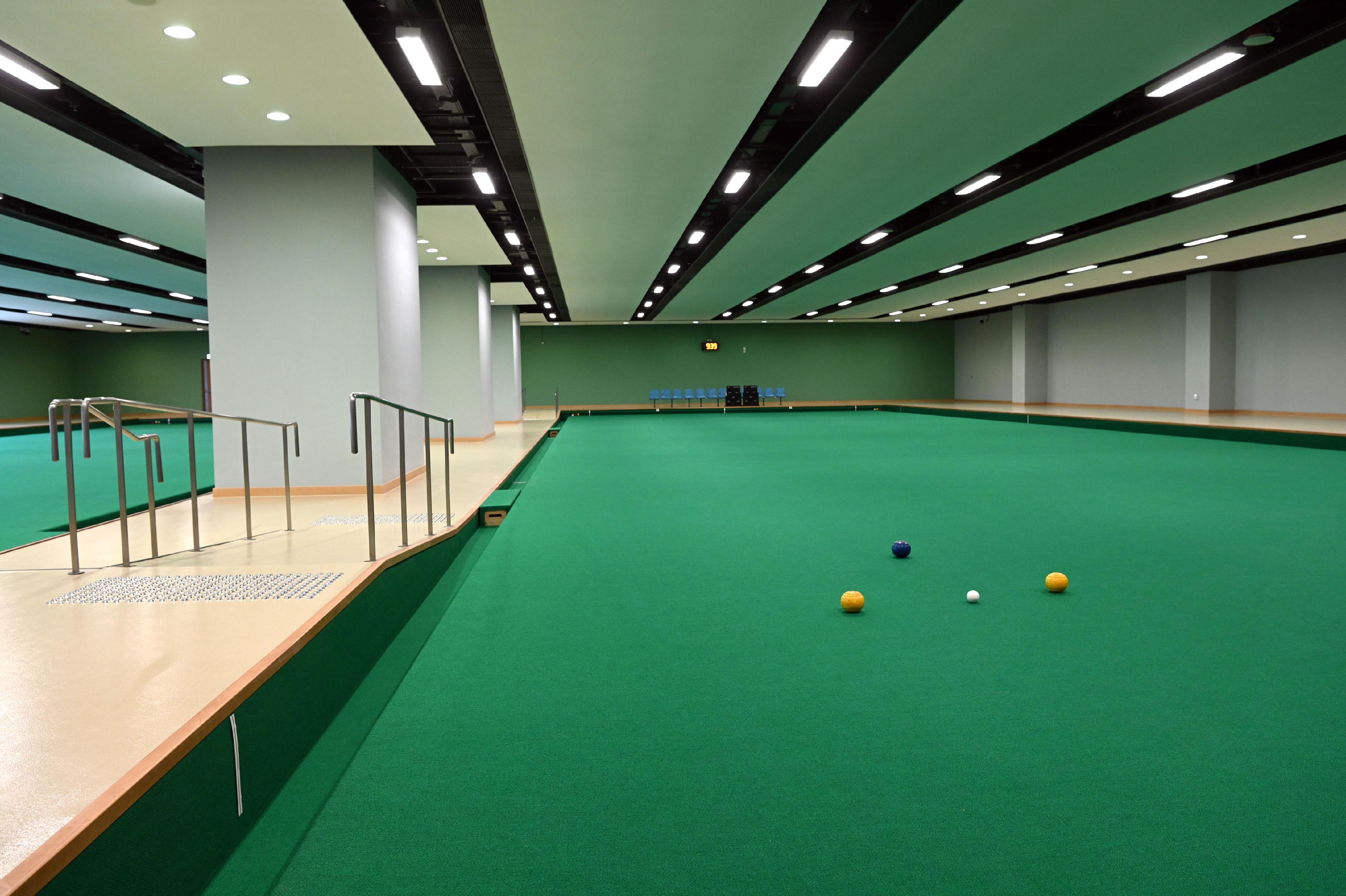 The newly built Tung Cheong Street Sports Centre, managed by the Leisure and Cultural Services Department, will open for public use on August 15 (Monday), providing a wide range of leisure and sports facilities. Photo shows the indoor bowling green.
