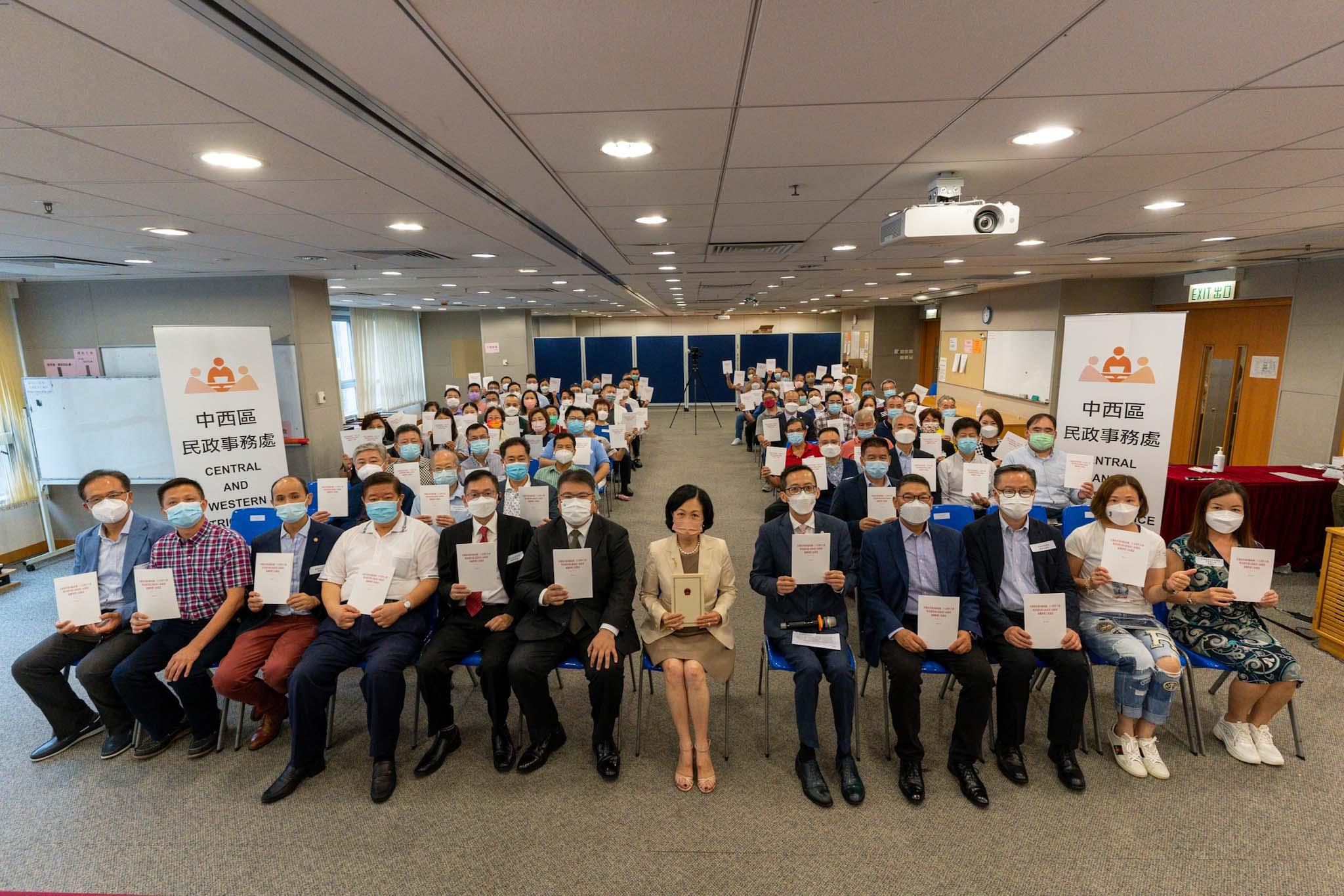 The Central and Western District Office today (August 8) held "Session to Learn About the Spirit of President Xi's Important Speech" at Kennedy Town Community Complex. Photo shows the District Officer (Central and Western), Mr David Leung (front row, sixth left), and Convenor of the Executive Council and Member of the Legislative Council Mrs Regina Ip (front row, sixth right), together with representatives from various business and commercial associations of Central and Western District.