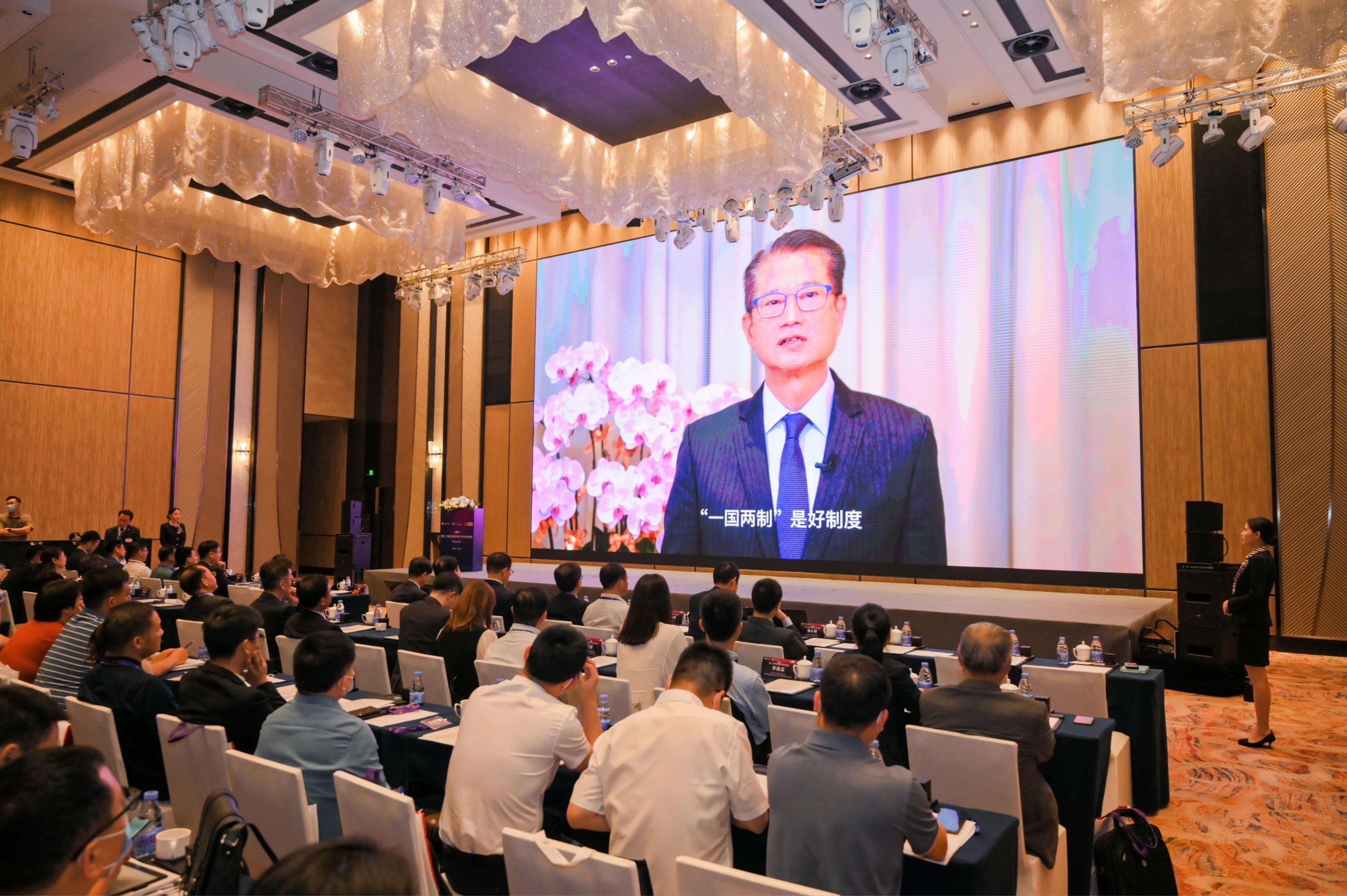 The Hong Kong Special Administrative Region Government and the People's Government of Anhui Province hosted a "Hong Kong - Unparalleled Opportunities to Expand Your Global Business" joint seminar in Hefei, Anhui Province, today (August 8). Photo shows the Financial Secretary, Mr Paul Chan, delivering his welcoming remarks via recorded video to the guests at the seminar. 

