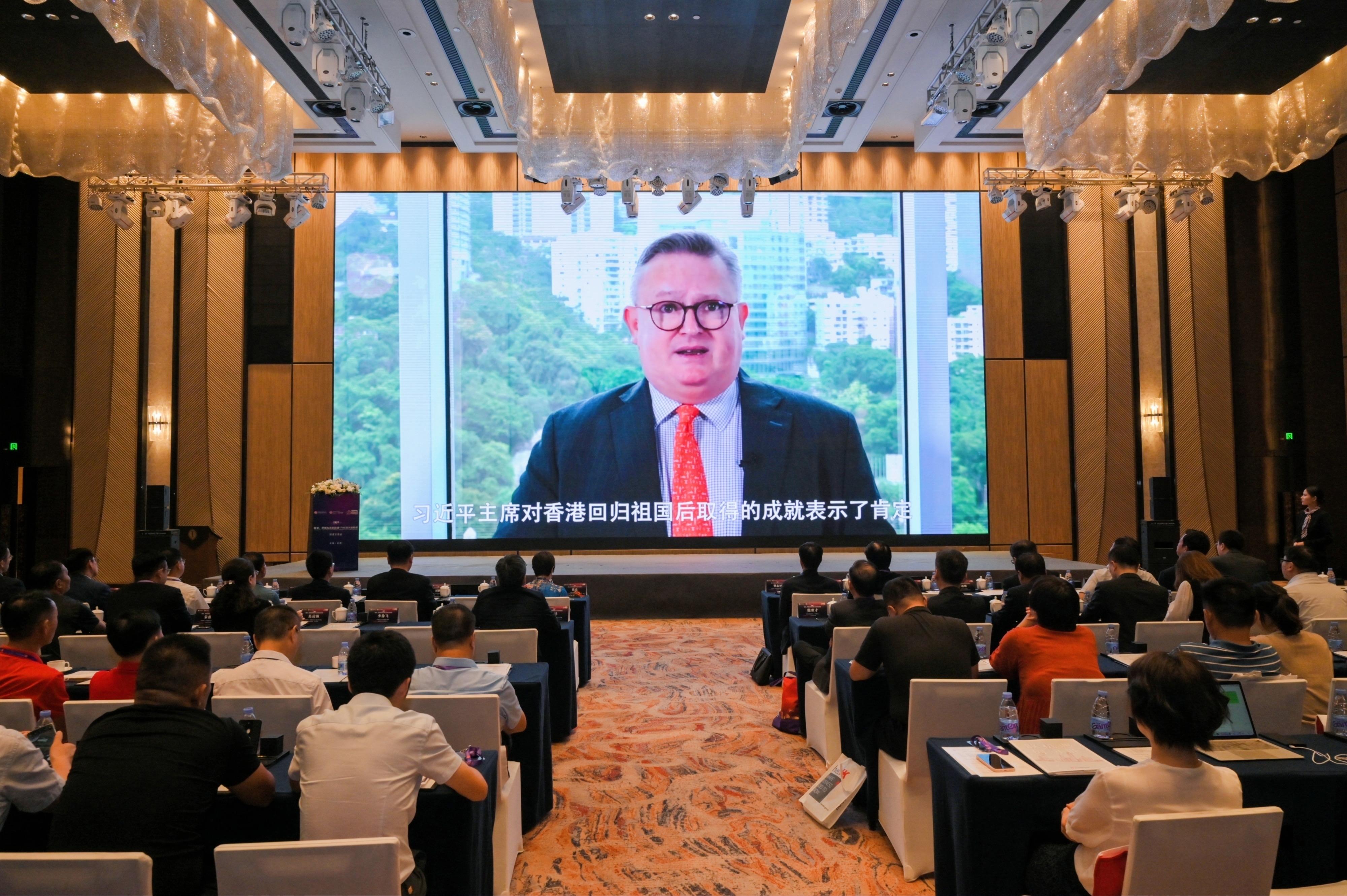The Hong Kong Special Administrative Region Government and the People's Government of Anhui Province hosted a "Hong Kong - Unparalleled Opportunities to Expand Your Global Business" joint seminar in Hefei, Anhui Province, today (August 8). Photo shows the Director-General of Investment Promotion at Invest Hong Kong, Mr Stephen Phillips, encouraging local enterprises to leverage Hong Kong's business advantages to accelerate their overseas expansion under the National 14th Five-Year Plan, via recorded video.  