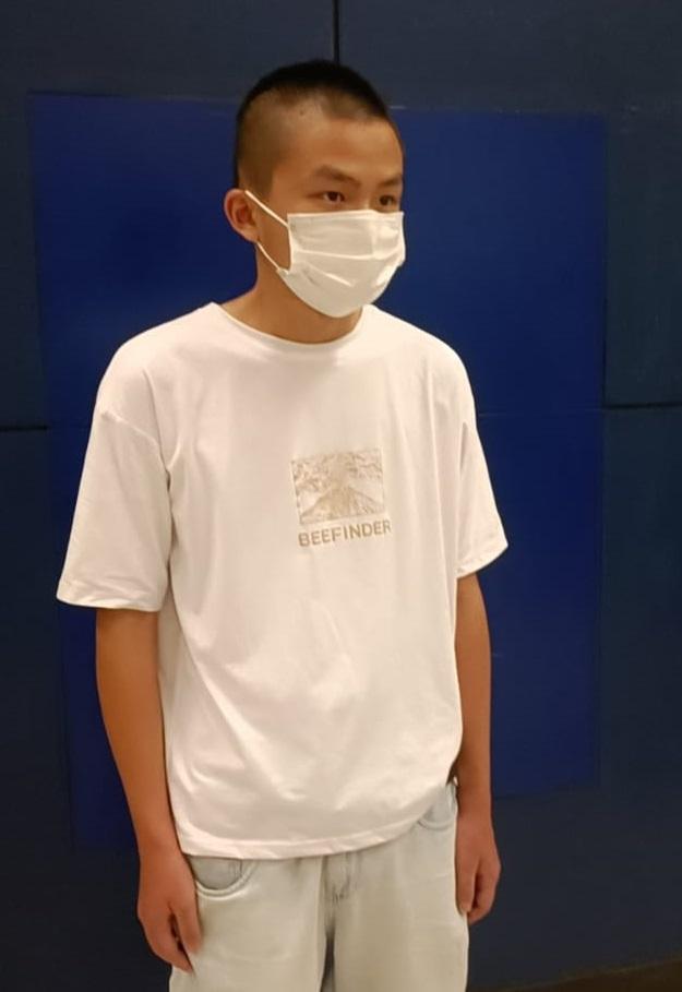 Tung Wing-kin, aged 19, is about 1.67 metres tall, 60 kilograms in weight and of medium build. He has a pointed face with yellow complexion and short black hair. He was last seen wearing a white short-sleeved shirt, light-coloured denim shorts and black shoes.
