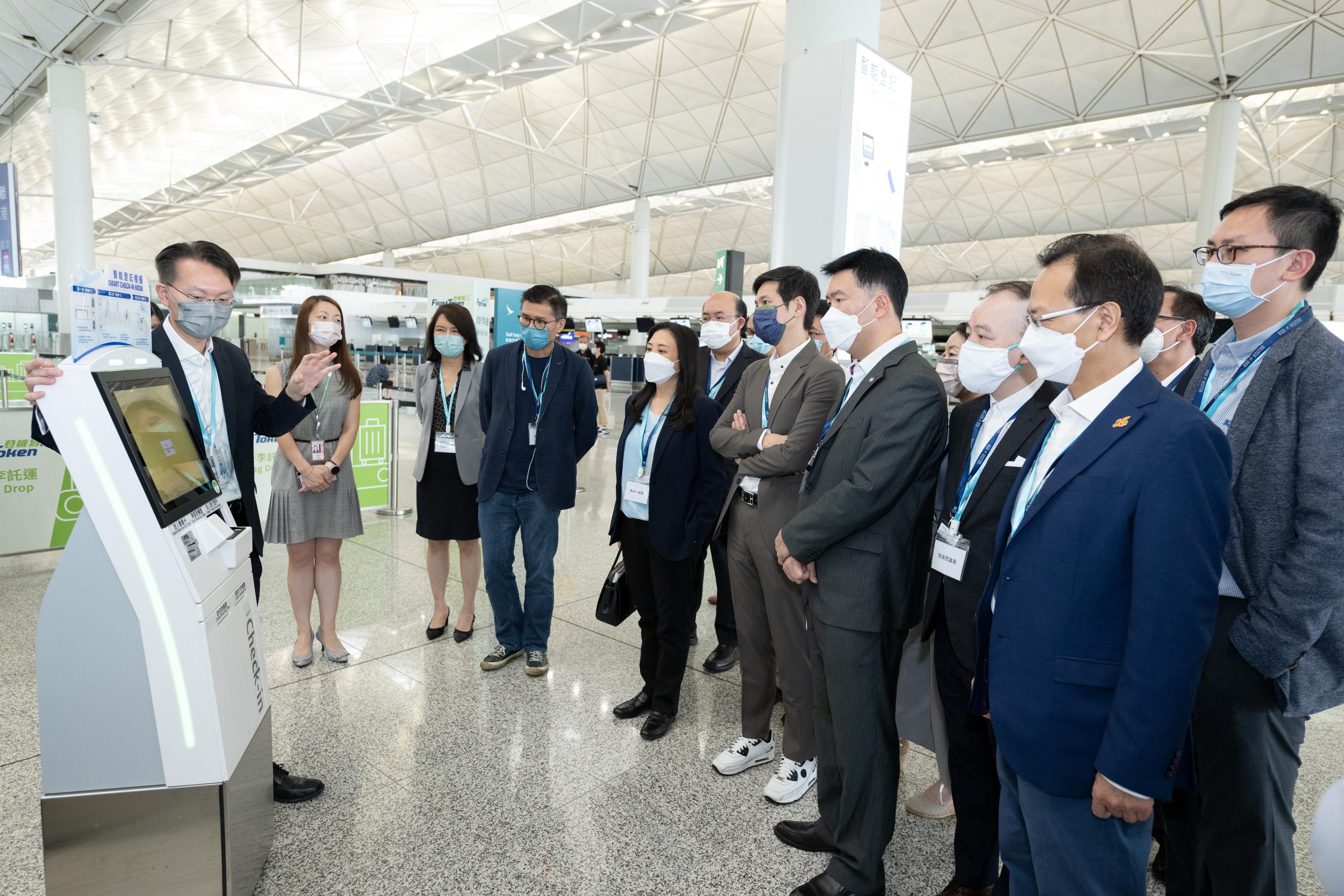 The Legislative Council (LegCo) Subcommittee on Matters Relating to the Development of Smart City visited the Hong Kong International Airport (HKIA) today (August 8). Photo shows the Chairman of the Subcommittee, Ms Elizabeth Quat (fifth left), the Deputy Chairman of the Subcommittee, Dr Johnny Ng (seventh left), and other LegCo Members observed the Smart Check-in Kiosks at Terminal 1 of the HKIA.