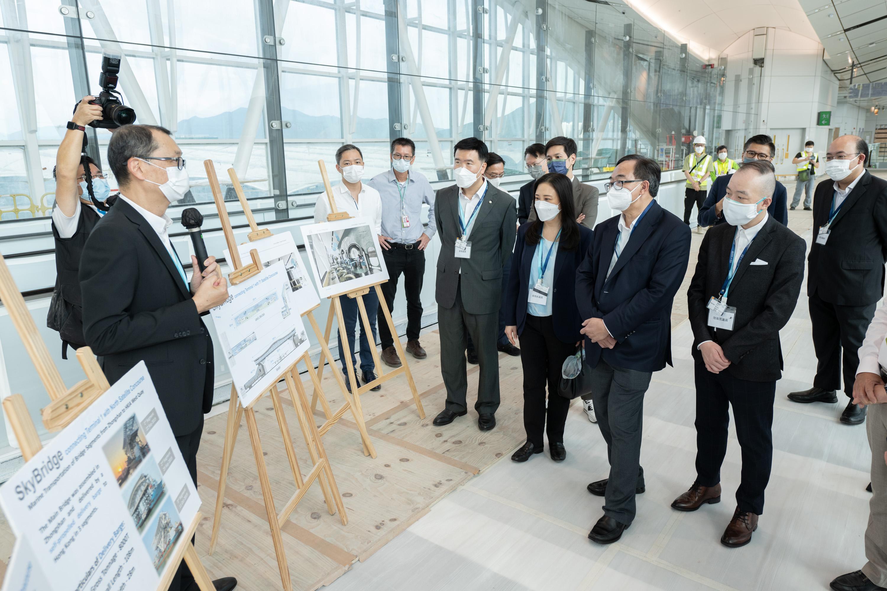 The Legislative Council (LegCo) Subcommittee on Matters Relating to the Development of Smart City visited the Hong Kong International Airport (HKIA) today (August 8). LegCo Members visited the Sky Bridge to learn about the green design of the HKIA.
