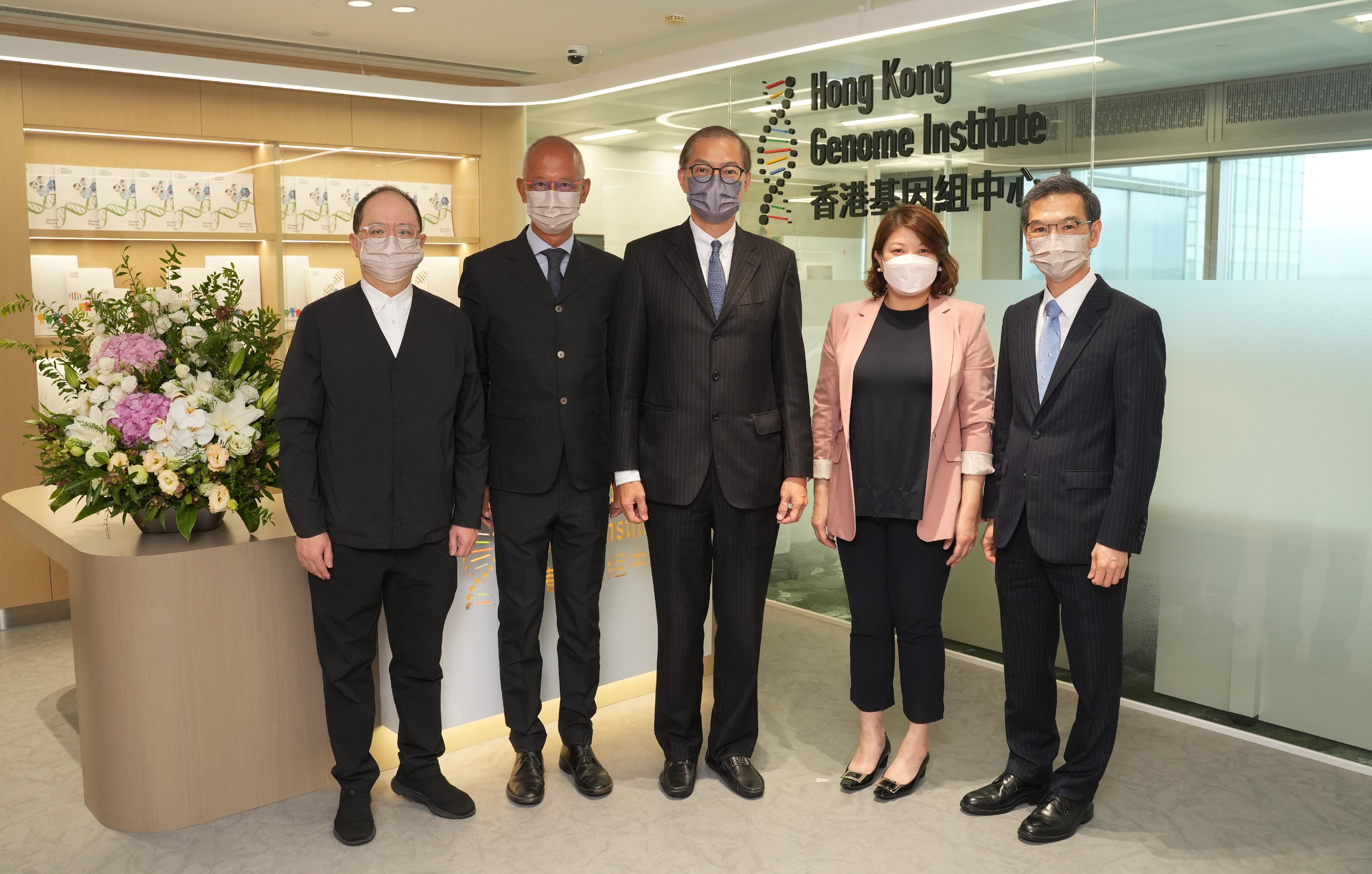 The Secretary for Health, Professor Lo Chung-mau (centre), and the Under Secretary for Health, Dr Libby Lee (second right), today (August 9) visited the Hong Kong Genome Institute (HKGI) in the company of the Chairperson of the HKGI, Mr Philip Tsai (second left); the Deputy Chairperson of the HKGI, Professor Raymond Liang (first left); and the Chief Executive Officer of the HKGI, Dr Lo Su-vui (first right).