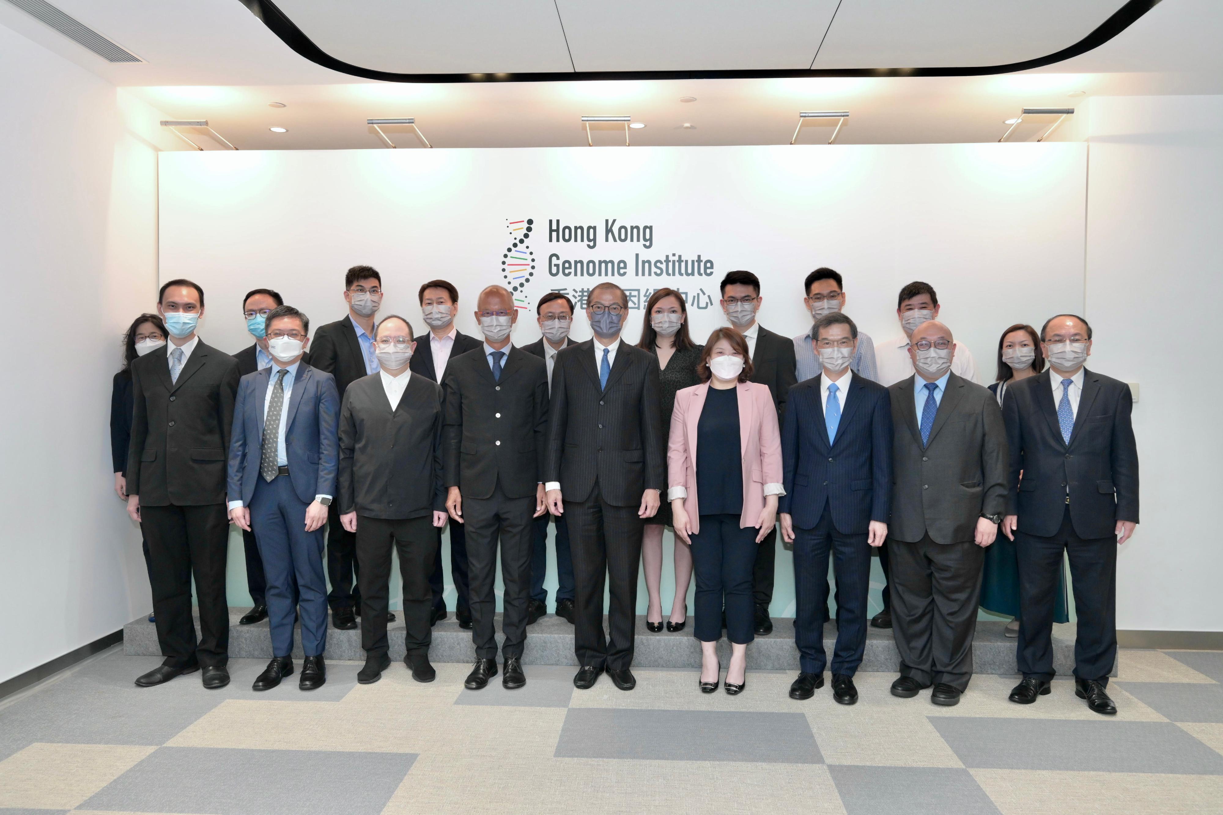 The Secretary for Health, Professor Lo Chung-mau, and the Under Secretary for Health, Dr Libby Lee, visited the Hong Kong Genome Institute (HKGI) today (August 9). Photo shows Professor Lo (front row, centre), and Dr Lee (front row, fourth right), pictured with the Chairperson of the HKGI, Mr Philip Tsai (front row, fourth left); the Deputy Chairperson of the HKGI, Professor Raymond Liang (front row, third left); the Chief Executive Officer of the HKGI, Dr Lo Su-vui (front row, third right); and HKGI Board members and staff.