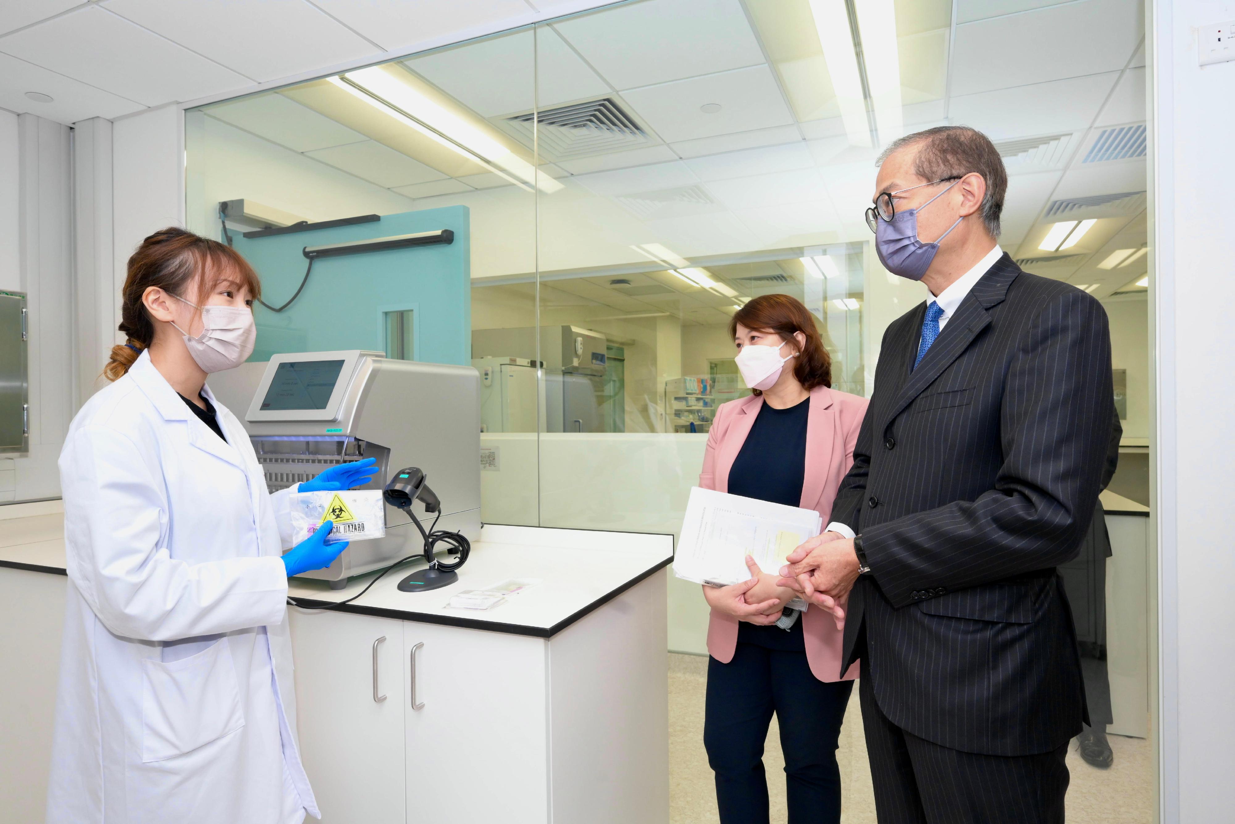 The Secretary for Health, Professor Lo Chung-mau (right), and the Under Secretary for Health, Dr Libby Lee (centre), today (August 9) visited the Hong Kong Genome Institute (HKGI) and toured the HKGI’s laboratory.