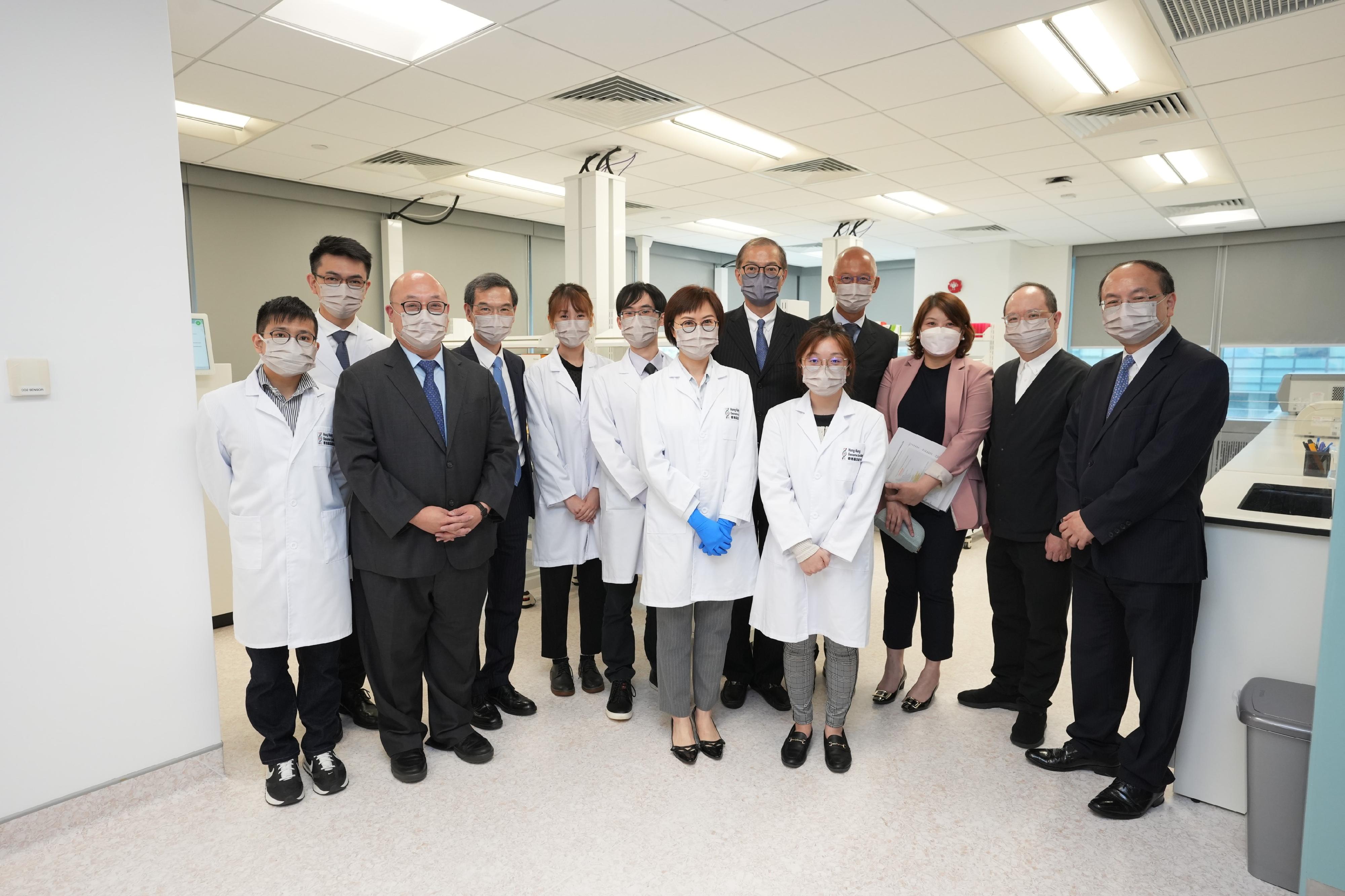 The Secretary for Health, Professor Lo Chung-mau (back row, fifth right), and the Under Secretary for Health, Dr Libby Lee (back row, third right), today (August 9) toured the laboratory of the Hong Kong Genome Institute (HKGI). They are pictured with staff of the laboratory in the company of the Chairperson of the HKGI, Mr Philip Tsai (back row, fourth right); the Deputy Chairperson of the HKGI, Professor Raymond Liang (back row, second right); and the Chief Executive Officer of the HKGI, Dr Lo Su-vui (back row, fourth left).