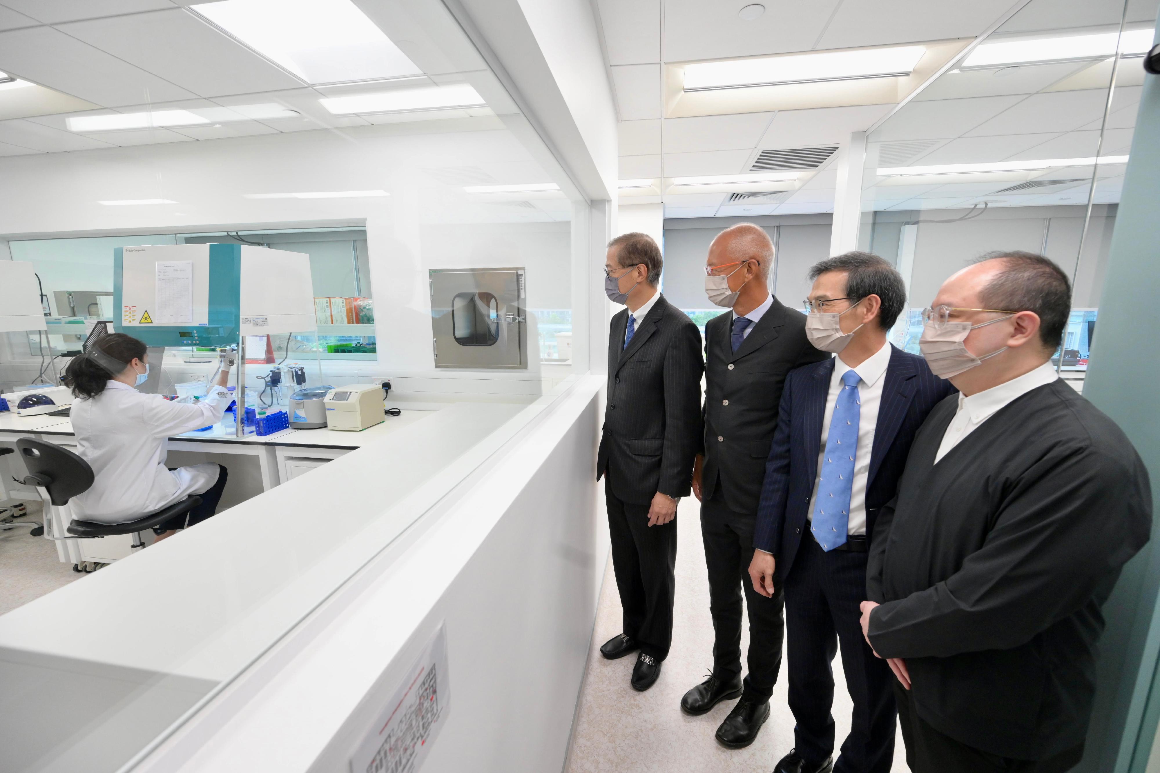 The Secretary for Health, Professor Lo Chung-mau (fourth right), today (August 9) toured the laboratory of the Hong Kong Genome Institute (HKGI) in the company of the Chairperson of the HKGI, Mr Philip Tsai (third right); the Deputy Chairperson of the HKGI, Professor Raymond Liang (first right); and the Chief Executive Officer of the HKGI, Dr Lo Su-vui (second right).