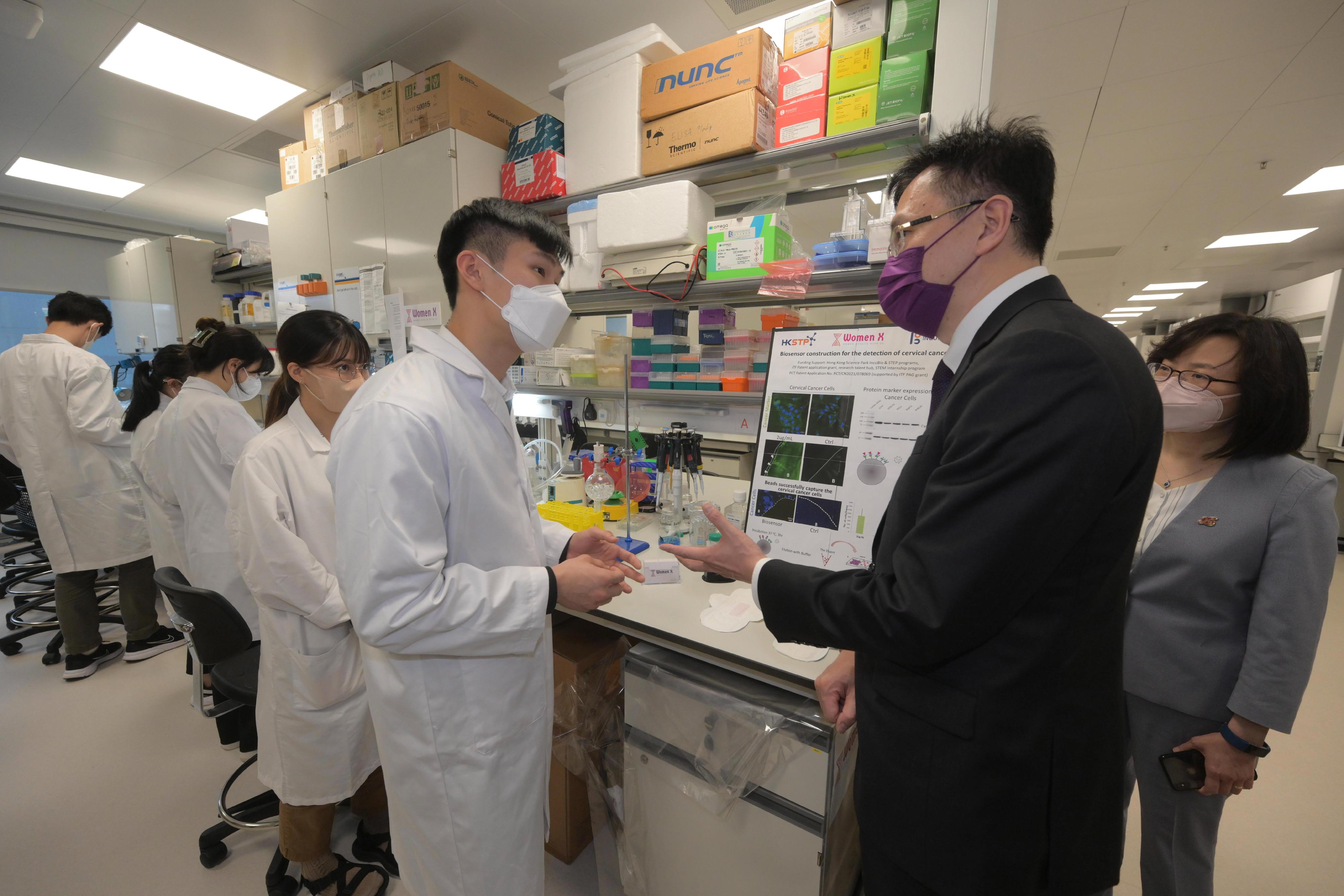 創新科技及工業局局長孫東教授（右二）今日（八月九日）到訪香港科學園，參觀生物醫藥科技培育計劃下為創科公司提供的共享實驗室及辦公空間，並與科研人員交流。旁為創新科技署署長潘婷婷（右一）。