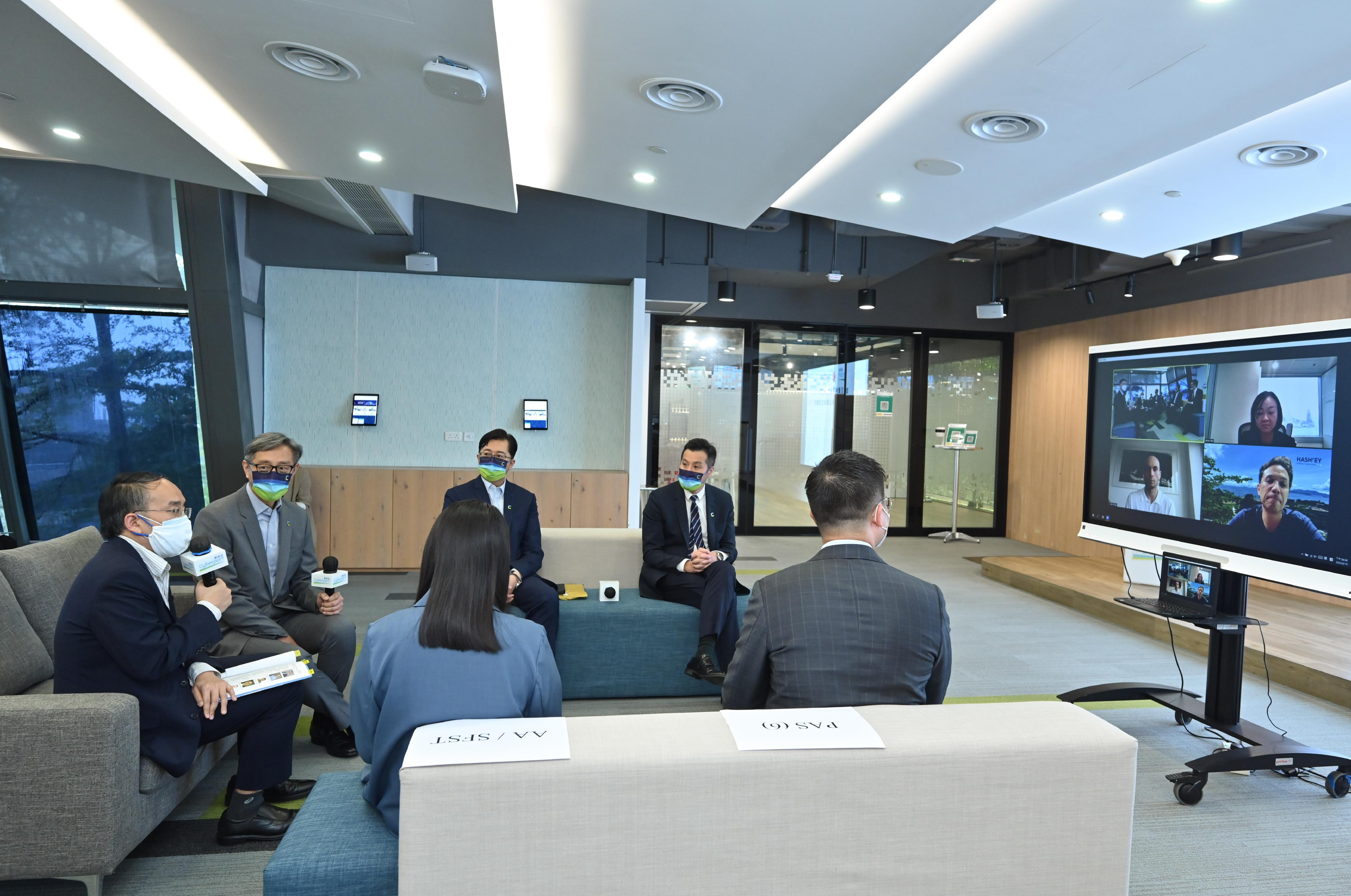 The Secretary for Financial Services and the Treasury, Mr Christopher Hui (first left), accompanied by the Chief Executive Officer of Hong Kong Cyberport Management Company Limited, Mr Peter Yan (second left), today (August 10) visited Cyberport. He exchanged views with representatives of a digital asset management company to understand the recent development trend of the virtual asset sector via videoconferencing.
