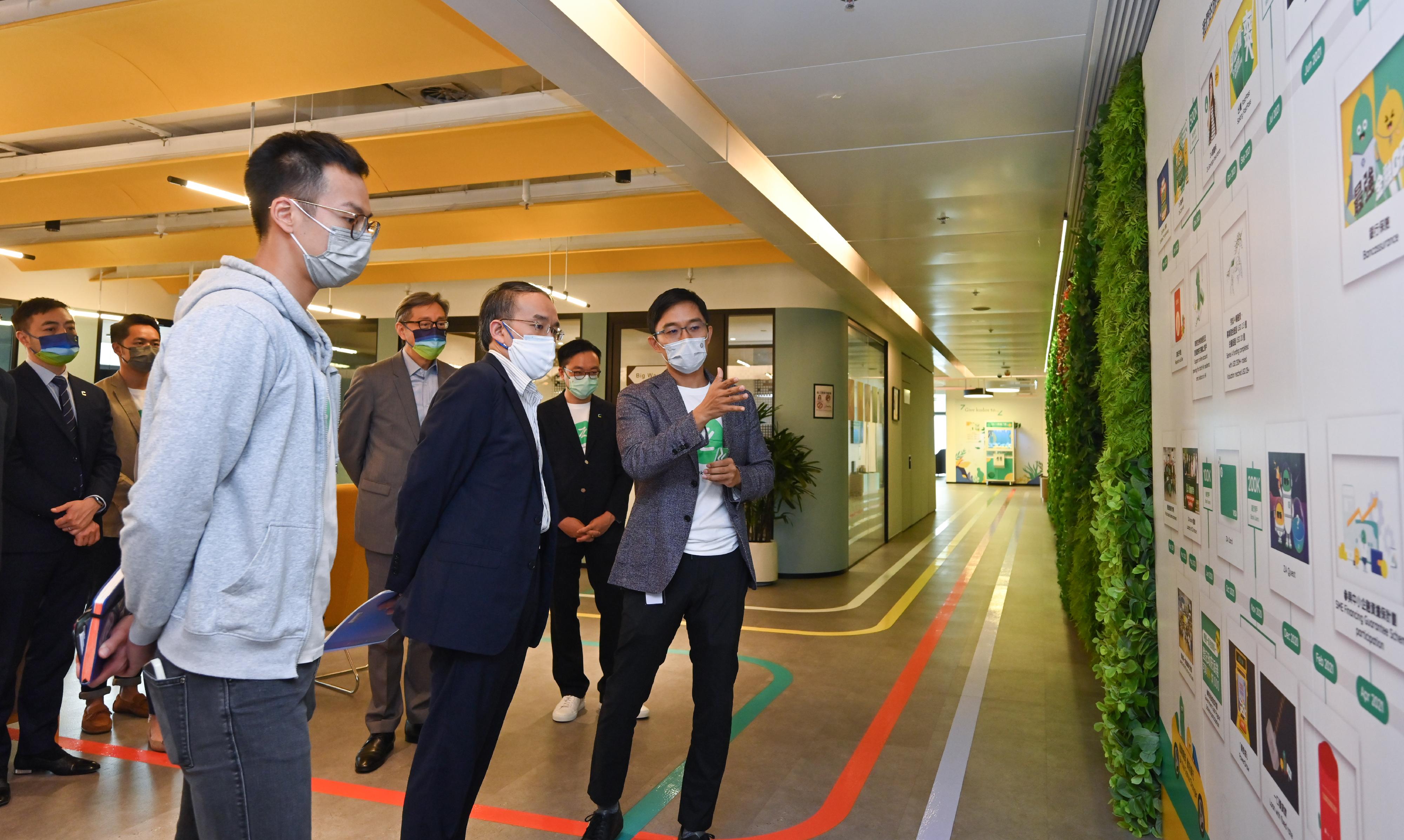 The Secretary for Financial Services and the Treasury, Mr Christopher Hui (third right), today (August 10) visited Cyberport to keep abreast of the latest developments in the field of fintech. Picture shows Mr Hui being briefed by a representative of a fintech institution.