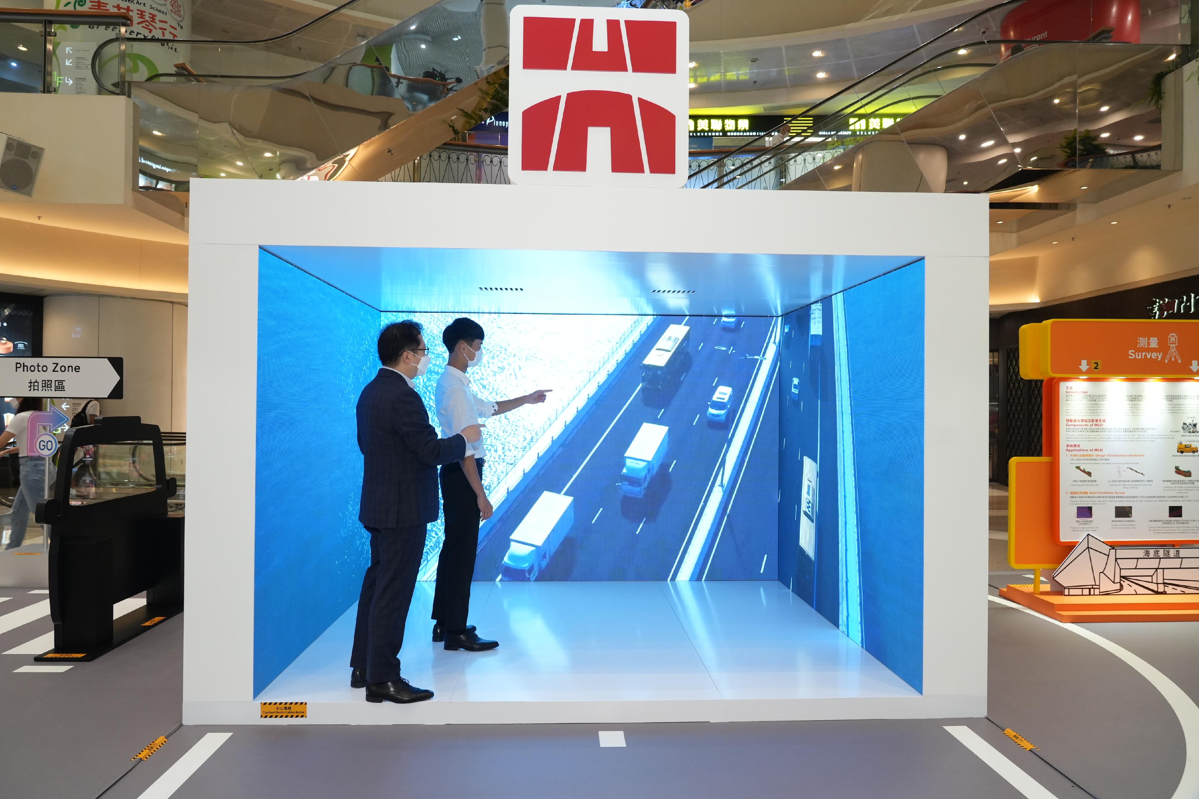 The Highways Department is holding the "Building and Maintaining Highway Infrastructure through Innovation in Highways Department" exhibition from today (August 12) to August 21. The 270-degree panoramic view "Immersive Hall" offers a first-hand and fully immersive experience for visitors to understand more about the planning, design, construction and maintenance of Hong Kong's public road network.
