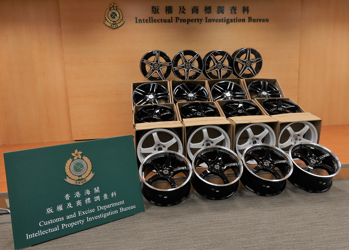 香港海關昨日（八月十一日）採取執法行動打擊售賣冒牌汽車輪圈，在一間汽車零件店鋪檢獲四十二個懷疑冒牌汽車輪圈，估計市值約五萬元。圖示部分檢獲的懷疑冒牌汽車輪圈。