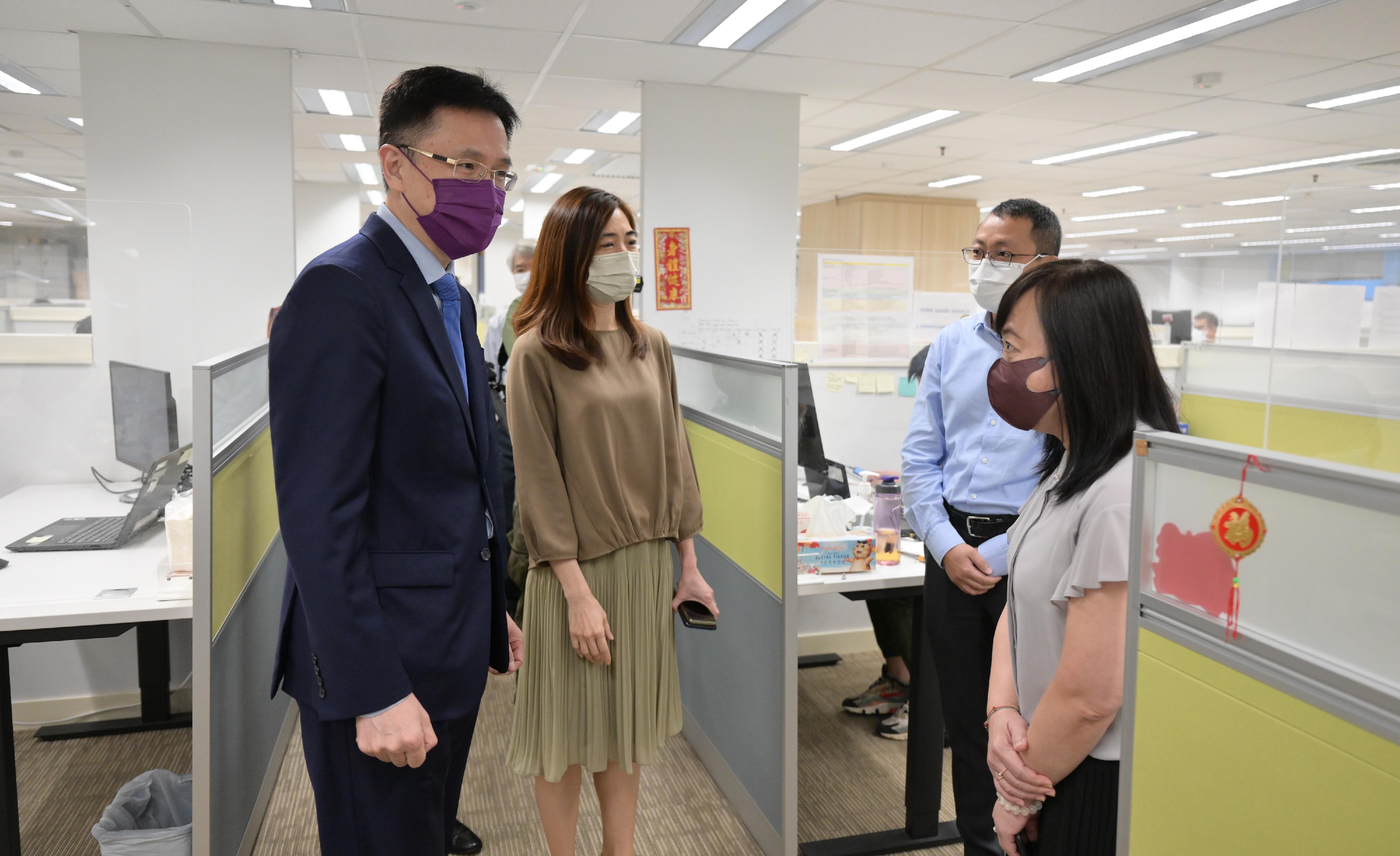 The Secretary for Innovation, Technology and Industry, Professor Sun Dong (first left), visits the Compulsory Quarantine Support Centre set up by the Office of the Government Chief Information Officer (OGCIO) in Wong Chuk Hang today (August 12) and chats with OGCIO colleagues to encourage them.