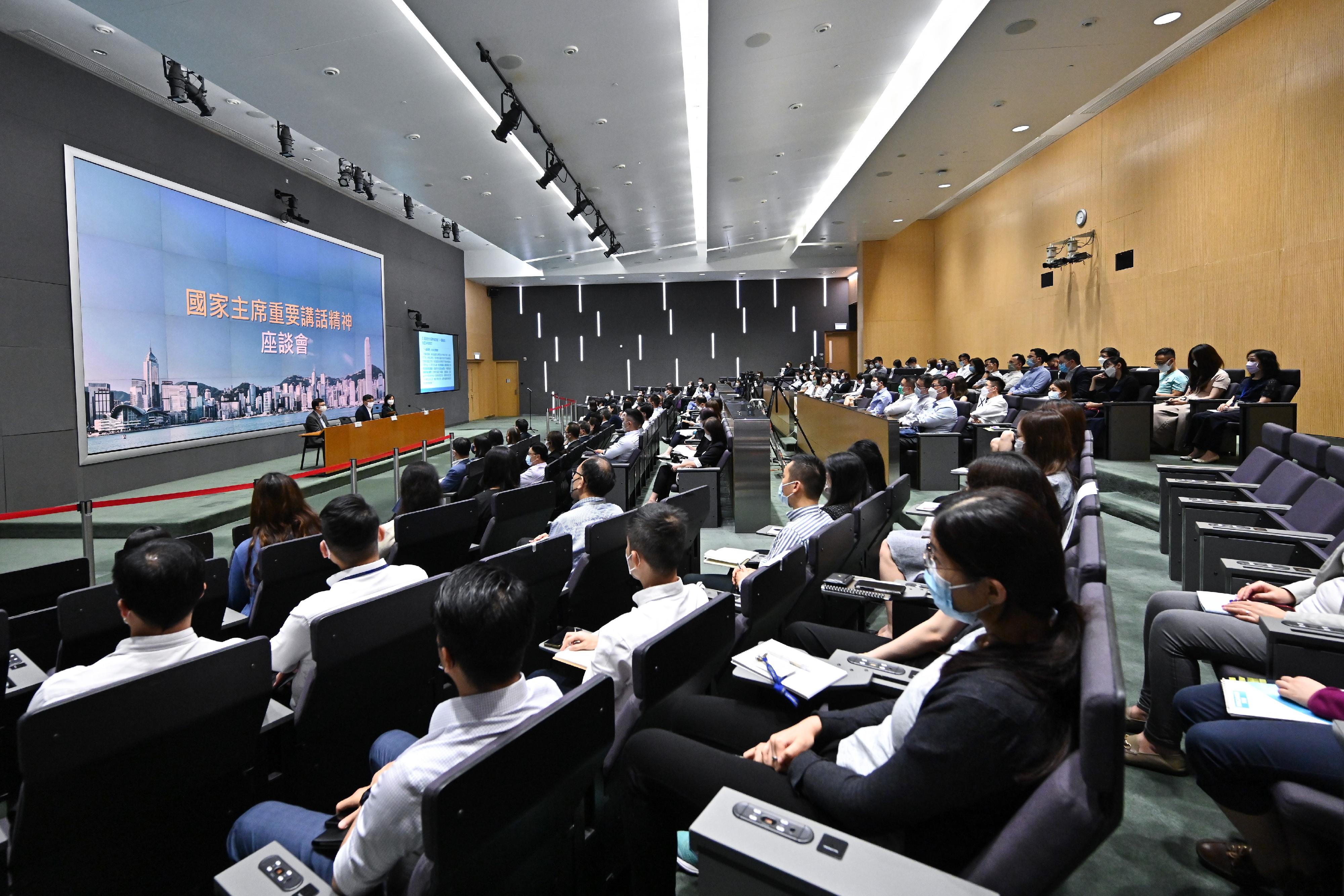 The Transport and Logistics Bureau (TLB) today (August 12) held a session on "Spirit of the President's Important Speech" at the Central Government Offices. The session offered participants a deeper understanding of the core essence of the important speech delivered by President Xi Jinping. Around 110 staff from the TLB and its departments, including the Civil Aviation Department, the Highways Department, the Marine Department and the Transport Department, attended the session.  