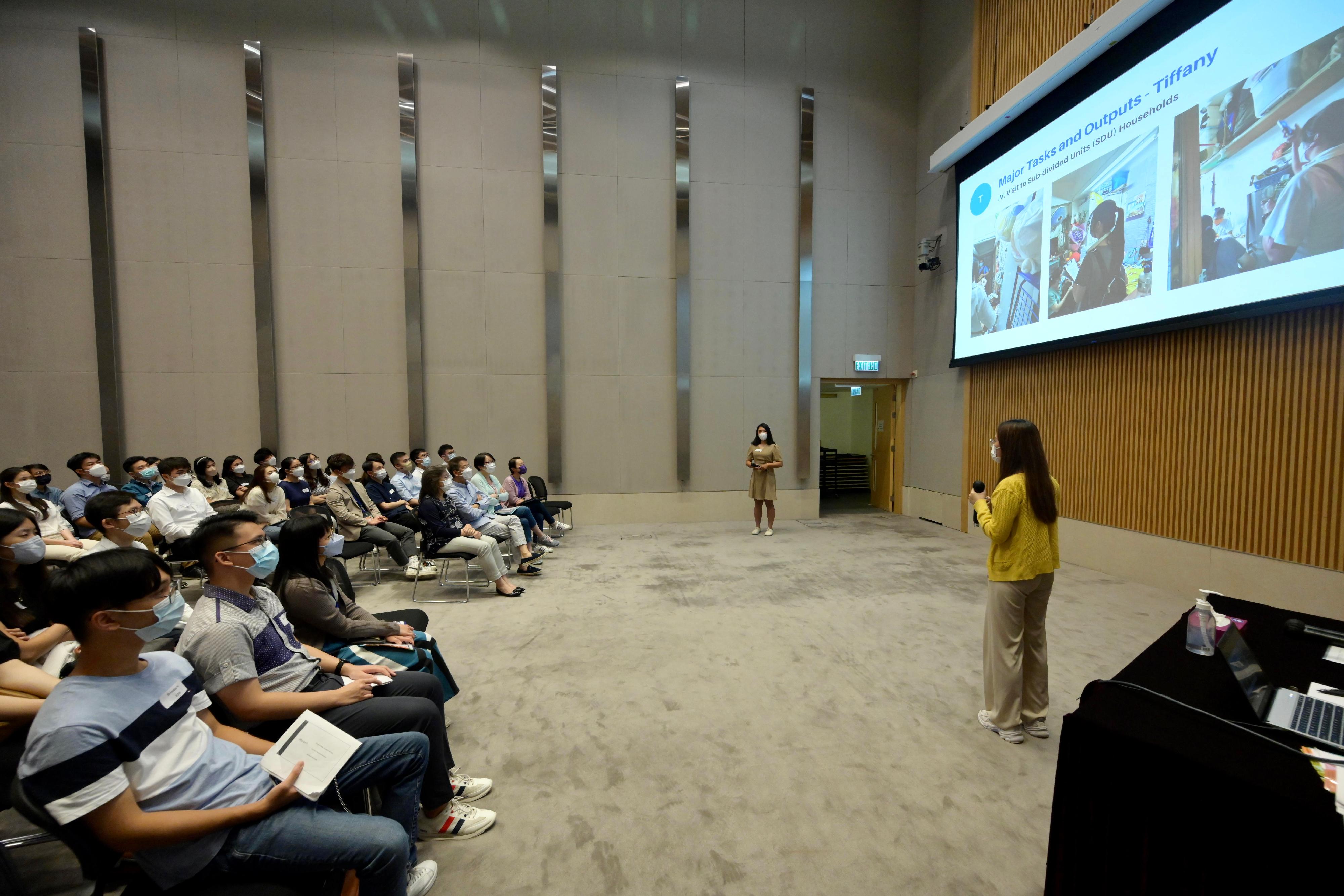 The Secretary for the Civil Service, Mrs Ingrid Yeung (front row, fourth right), today (August 12) meets with university students participating in the Administrative Service Summer Internship Programme to learn about their internship experience. Photo shows two interns speaking on their internship experience at the Housing Bureau.