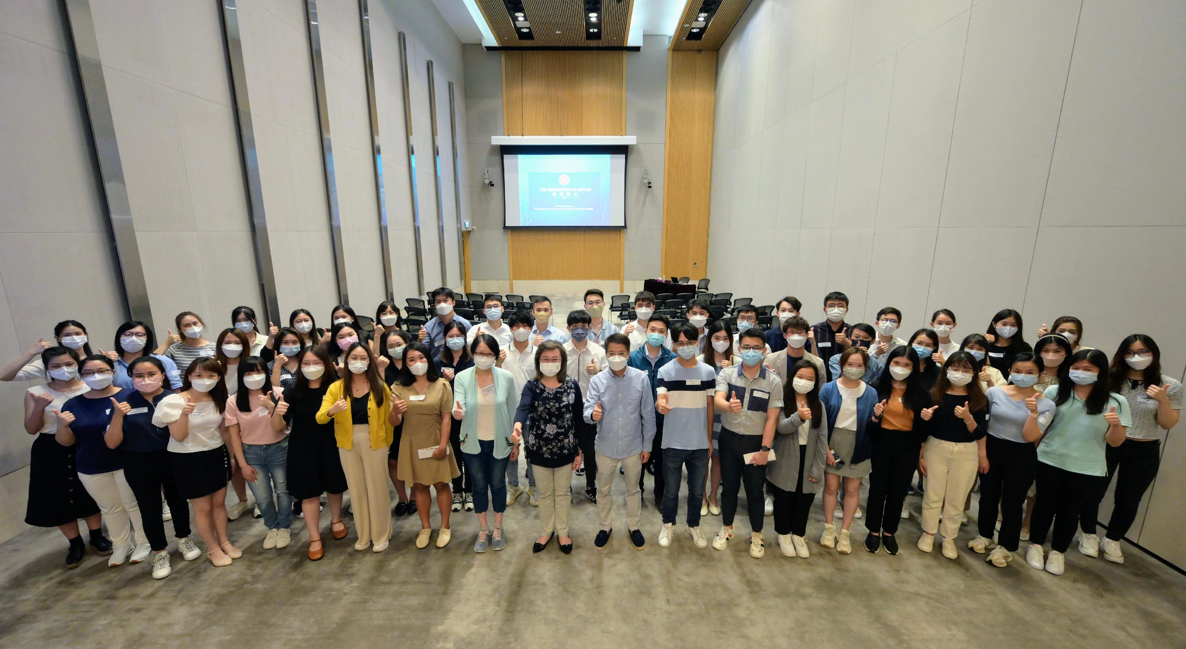 The Secretary for the Civil Service, Mrs Ingrid Yeung (front row, 10th left), today (August 12) meets with university students participating in the Administrative Service Summer Internship Programme to learn about their internship experience.