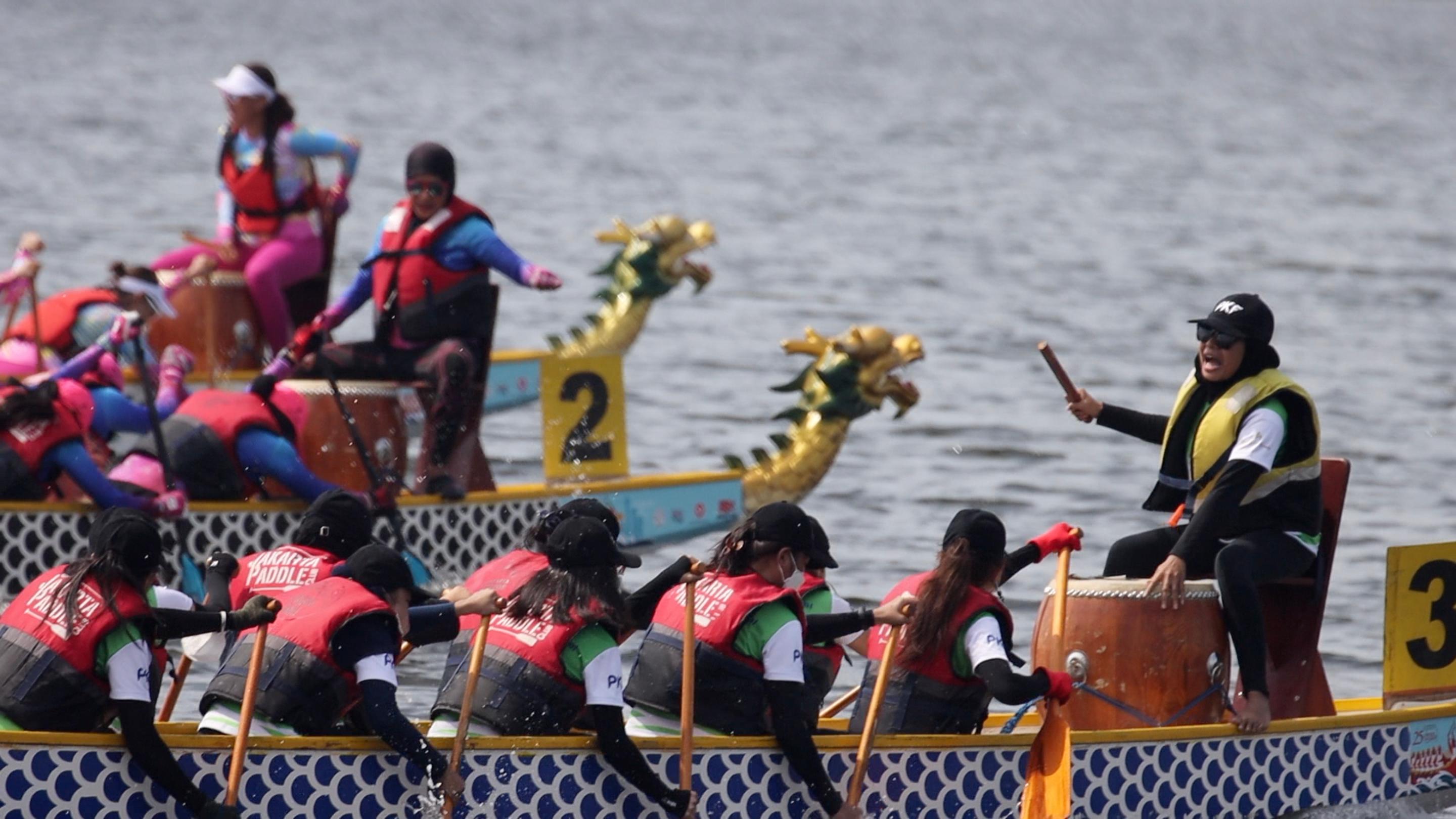 The Jakarta Dragon Boat Festival 2022 was held in Jakarta, Indonesia, today (August 13) to celebrate the 25th anniversary of the establishment of the Hong Kong Special Administrative Region. Photo shows local dragon boat teams taking part in the competition to race for the championship.

