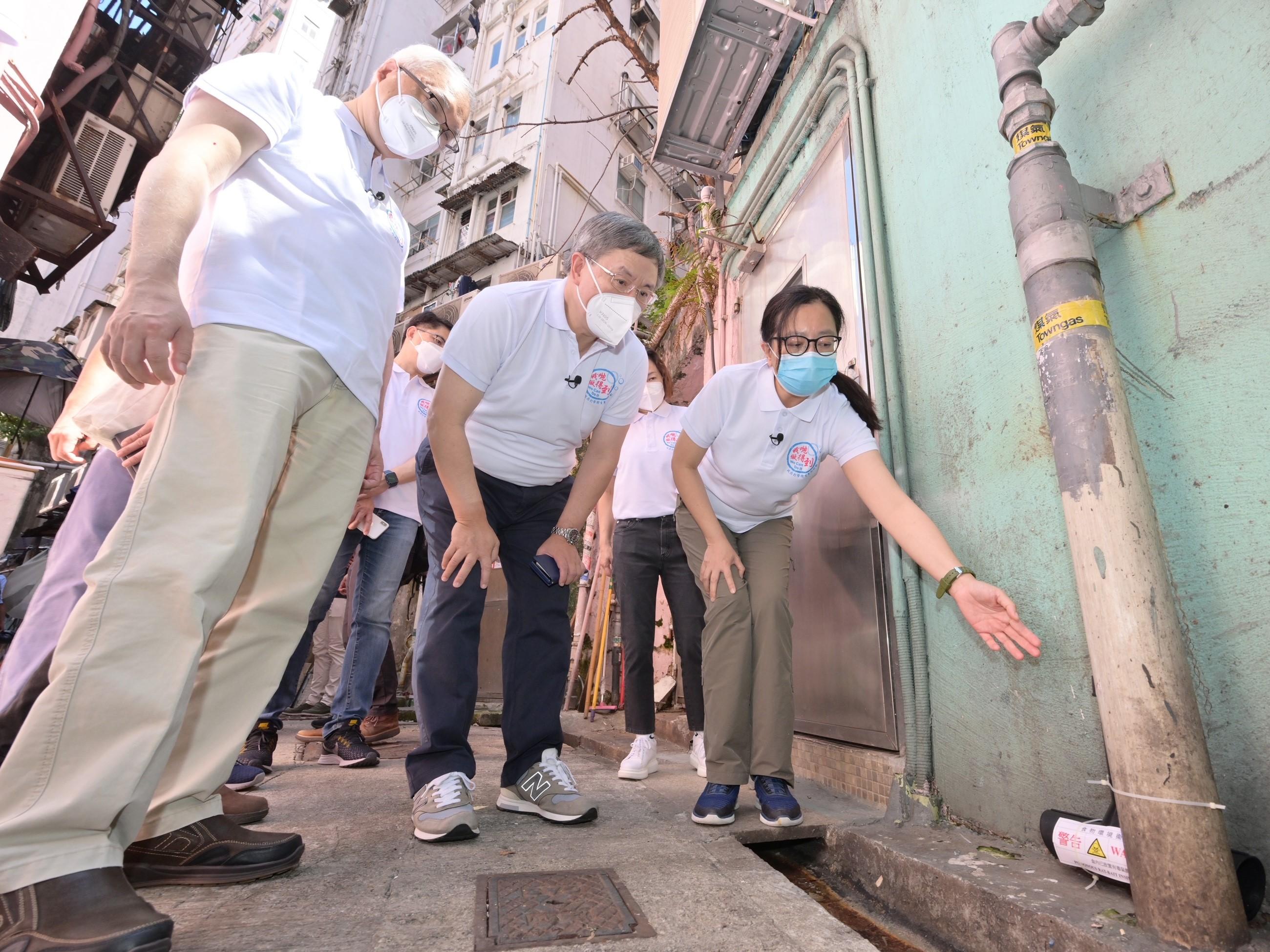 The Deputy Chief Secretary for Administration, Mr Cheuk Wing-hing, inspected hygiene black spot in Lai Chi Kok Road today (August 14). Photo shows Mr Cheuk (centre) looking on as baits set in the hygiene black spot. Also present is the Secretary for Environment and Ecology, Mr Tse Chin-wan (left).