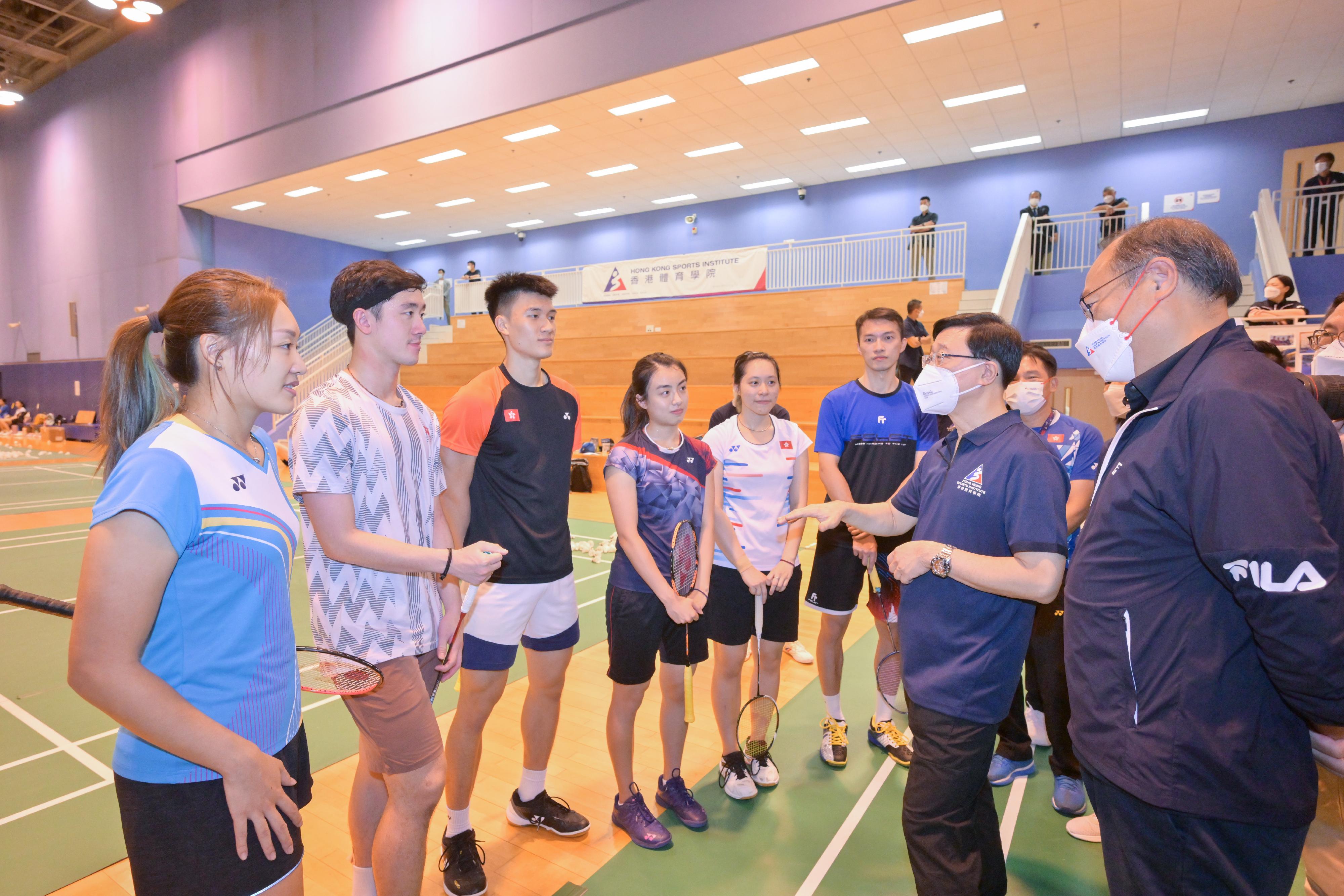 行政長官李家超今日（八月十六日）到訪香港體育學院（體院）。圖示李家超（右二）與羽毛球運動員交流。旁為體院董事局主席林大輝博士（右一）。