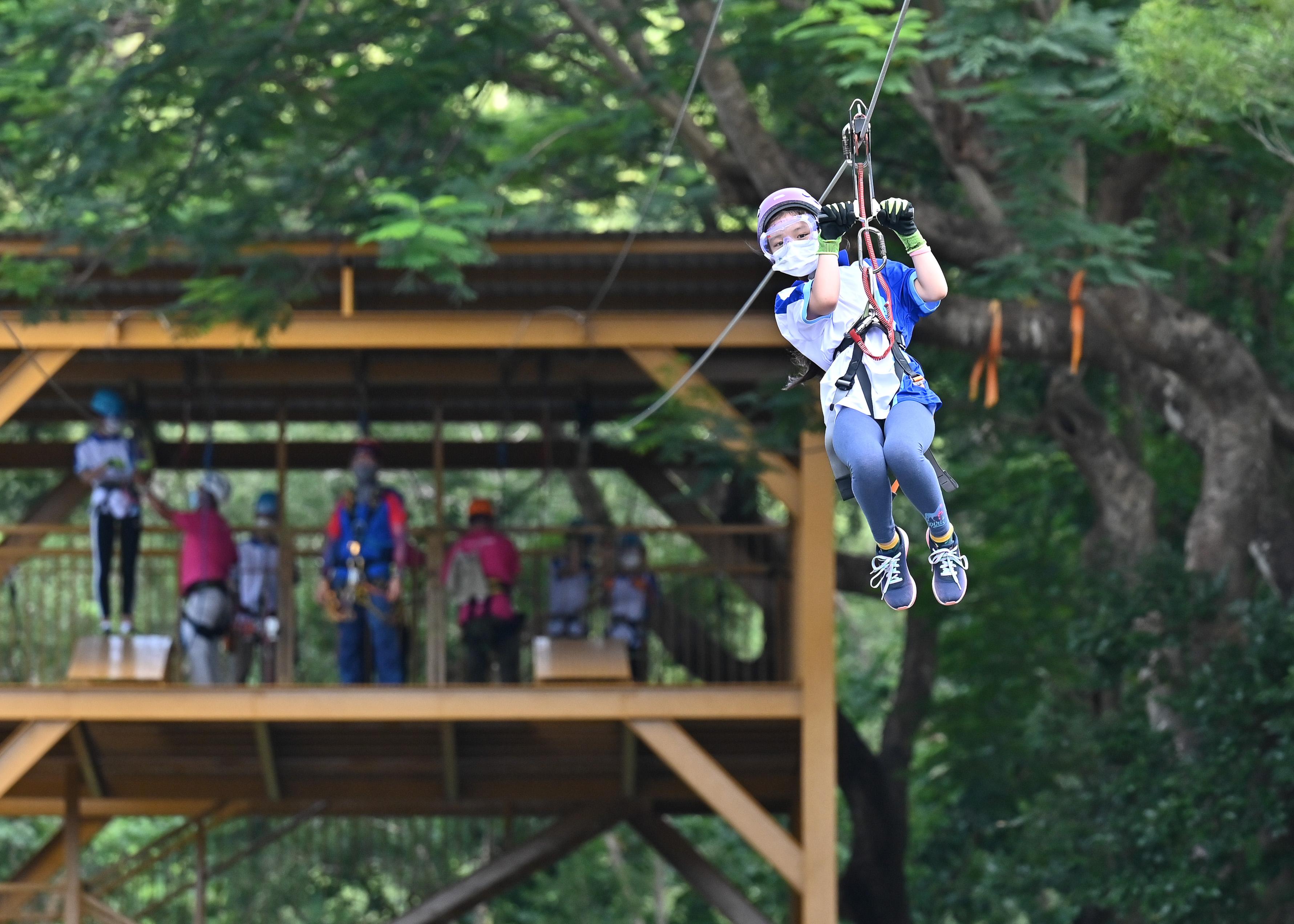 The Opening Ceremony of Junior Police Call Summer Camp 2022 was held today (August 16). Photo shows a participant taking part in the zip line activity.