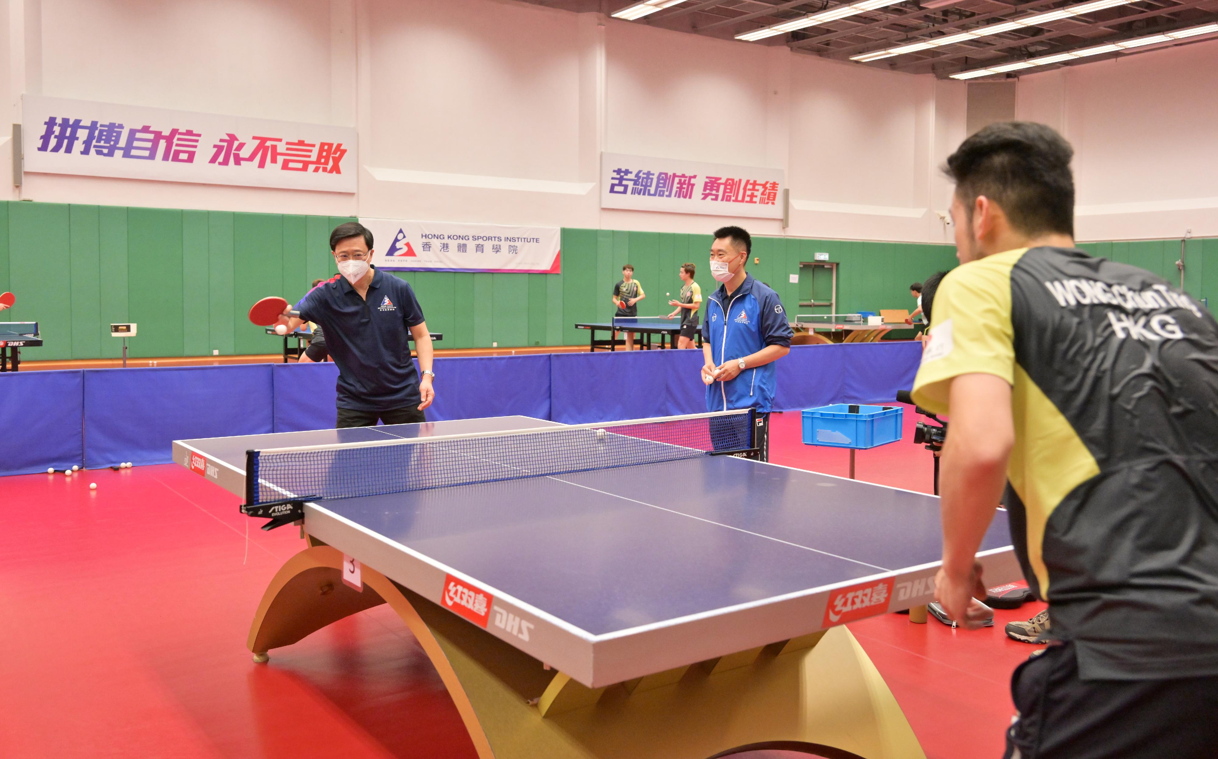 The Chief Executive, Mr John Lee (left), today (August 16) visited the Hong Kong Sports Institute and played table tennis with an athlete.