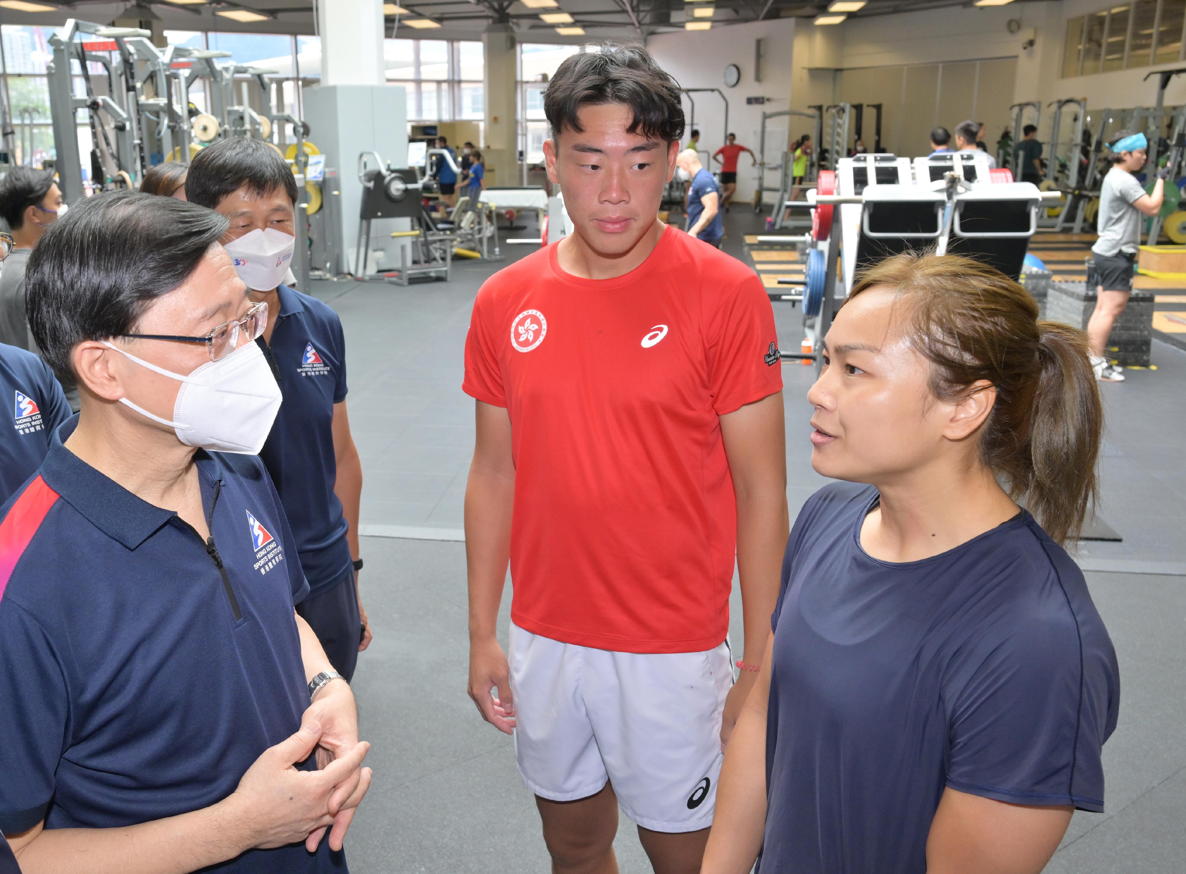 The Chief Executive, Mr John Lee (left) today (August 16) visited the Hong Kong Sports Institute and chatted with cycling and tennis athletes.