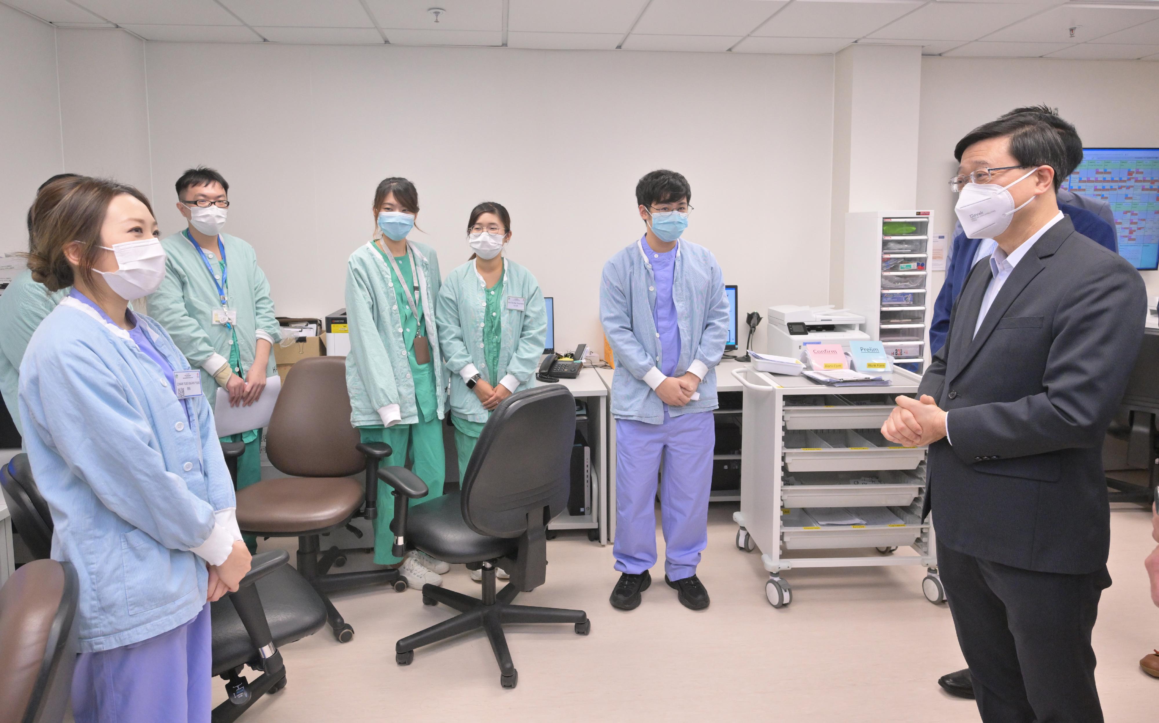 行政長官李家超（右一）今日（八月十七日）視察醫院管理局北大嶼山醫院香港感染控制中心，與醫護人員交流。

