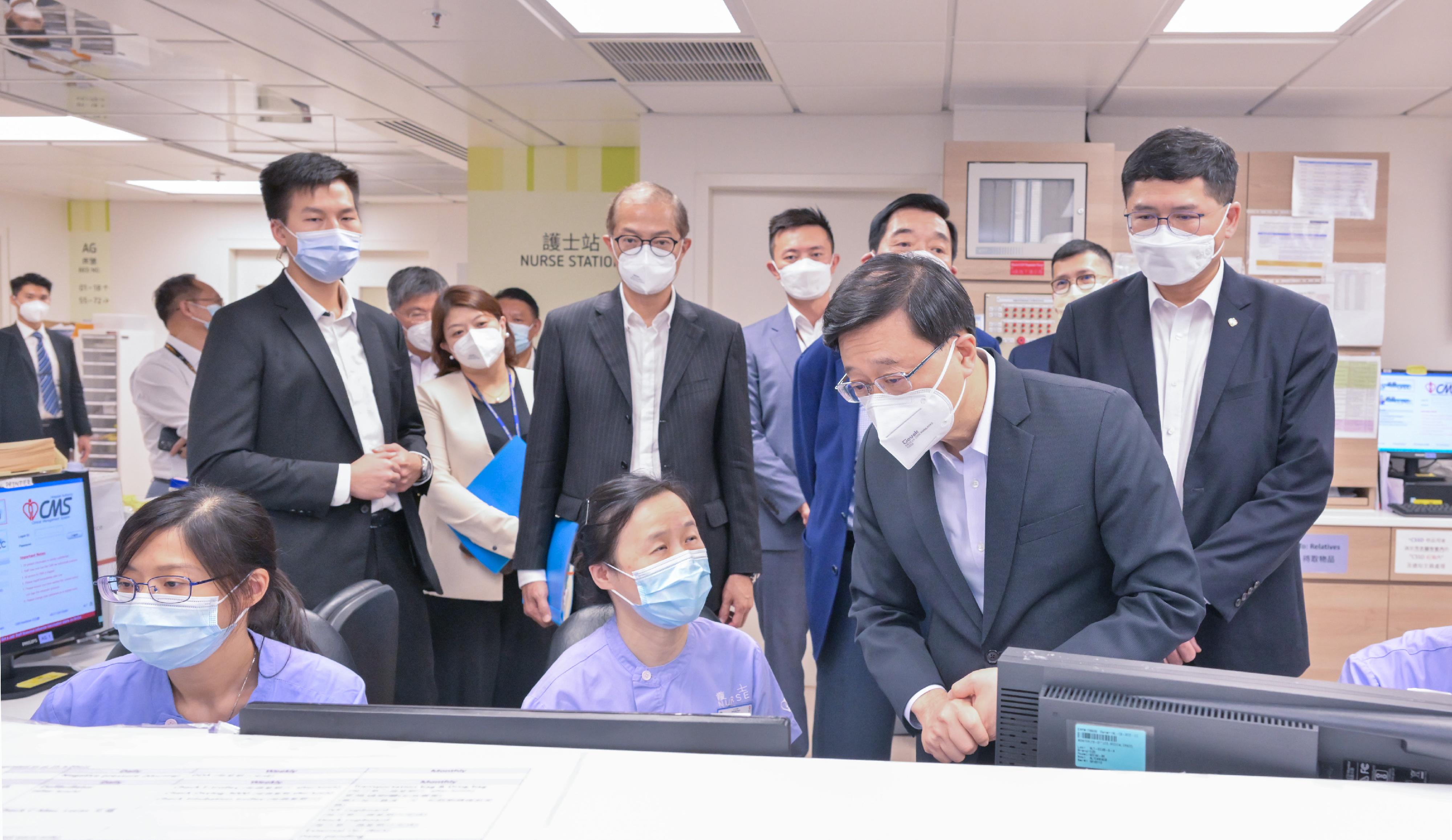 The Chief Executive, Mr John Lee (front row, first right), today (August 17) inspected the North Lantau Hospital Hong Kong Infection Control Centre of the Hospital Authority (HA) and chatted with medical professionals of the Centre. Looking on are the Secretary for Health, Professor Lo Chung-mau (second row, second left); the Chairman of the HA, Mr Henry Fan (second row, second right), and the Chief Executive of the HA, Dr Tony Ko (second row, first right).