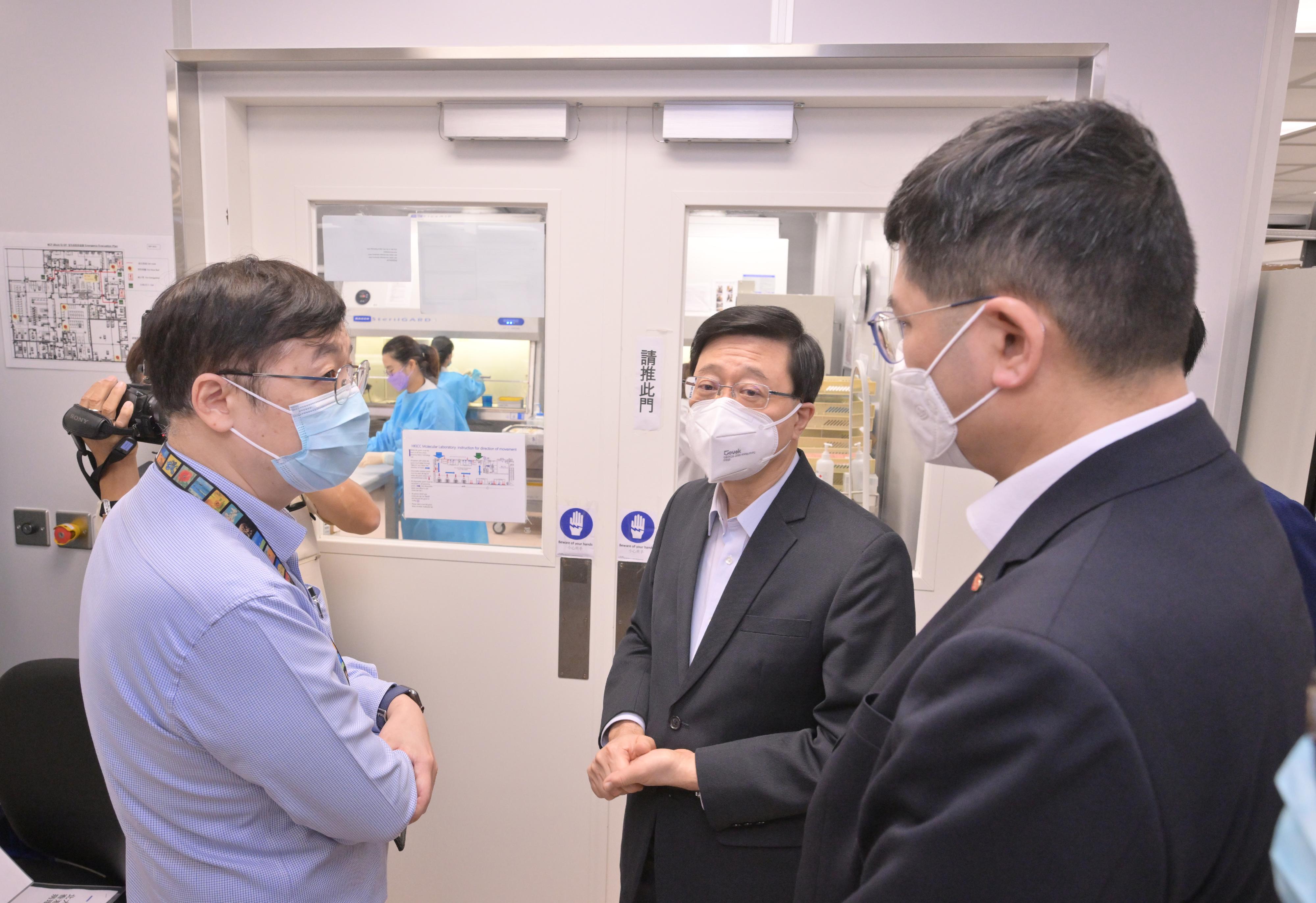 The Chief Executive, Mr John Lee (centre), today (August 17) inspected the North Lantau Hospital Hong Kong Infection Control Centre of the Hospital Authority to learn more about the work flow and testing capability of the clinical pathology laboratory.