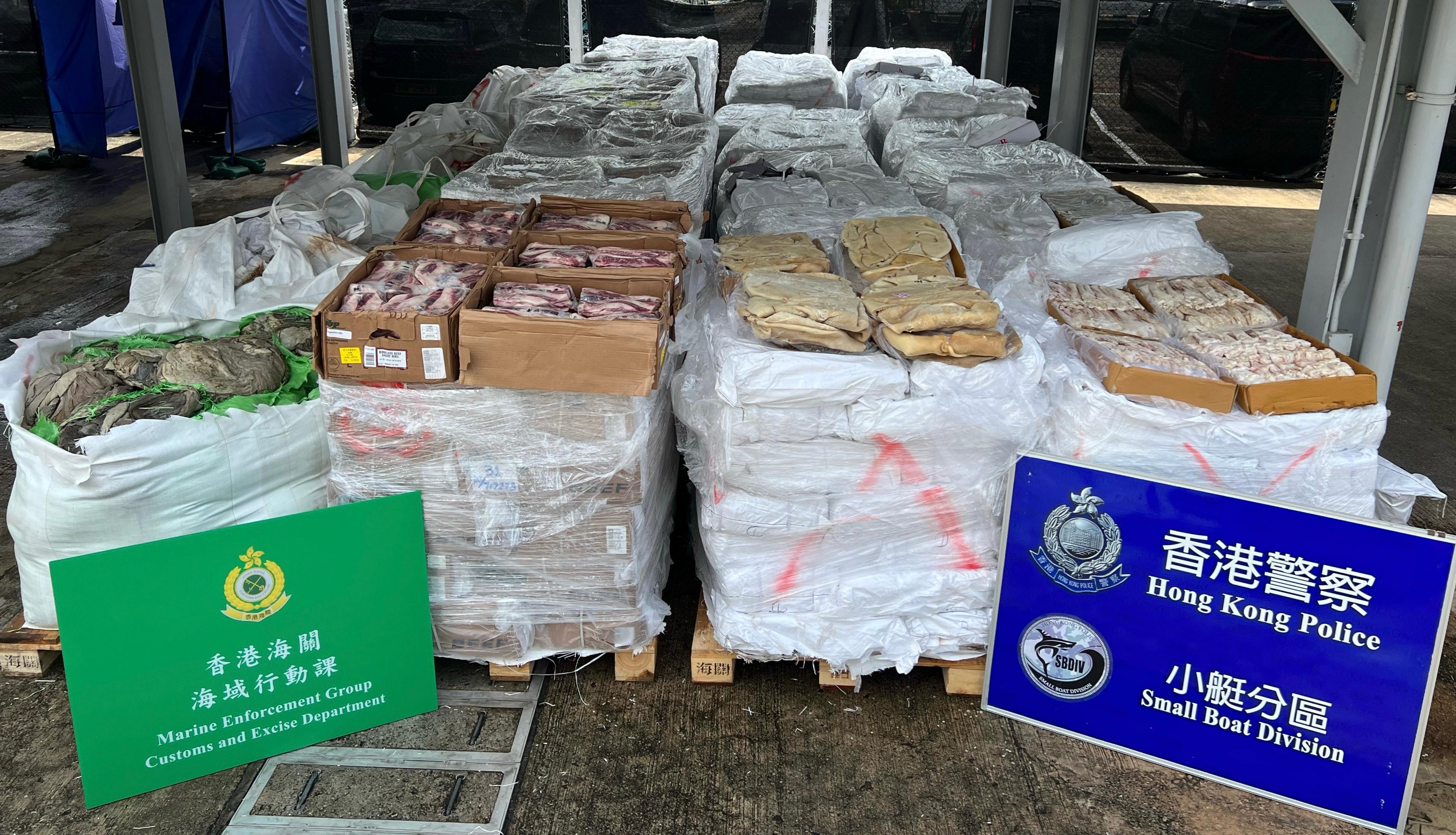 香港海關和水警昨日（八月十七日）在香港西南面水域進行聯合反走私行動，偵破一宗涉嫌利用貨船走私的案件，檢獲約二十二噸懷疑走私凍肉，估計市值約三百四十萬元。圖示部分檢獲的懷疑走私凍肉。

