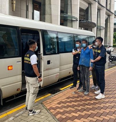 The Immigration Department mounted a series of territory-wide anti-illegal worker operations codenamed "Lightshadow" and "Twilight" and a joint operation with the Hong Kong Police Force codenamed "Champion" for four consecutive days from August 15 to August 18. Photo shows a suspected illegal worker arrested during an operation.
