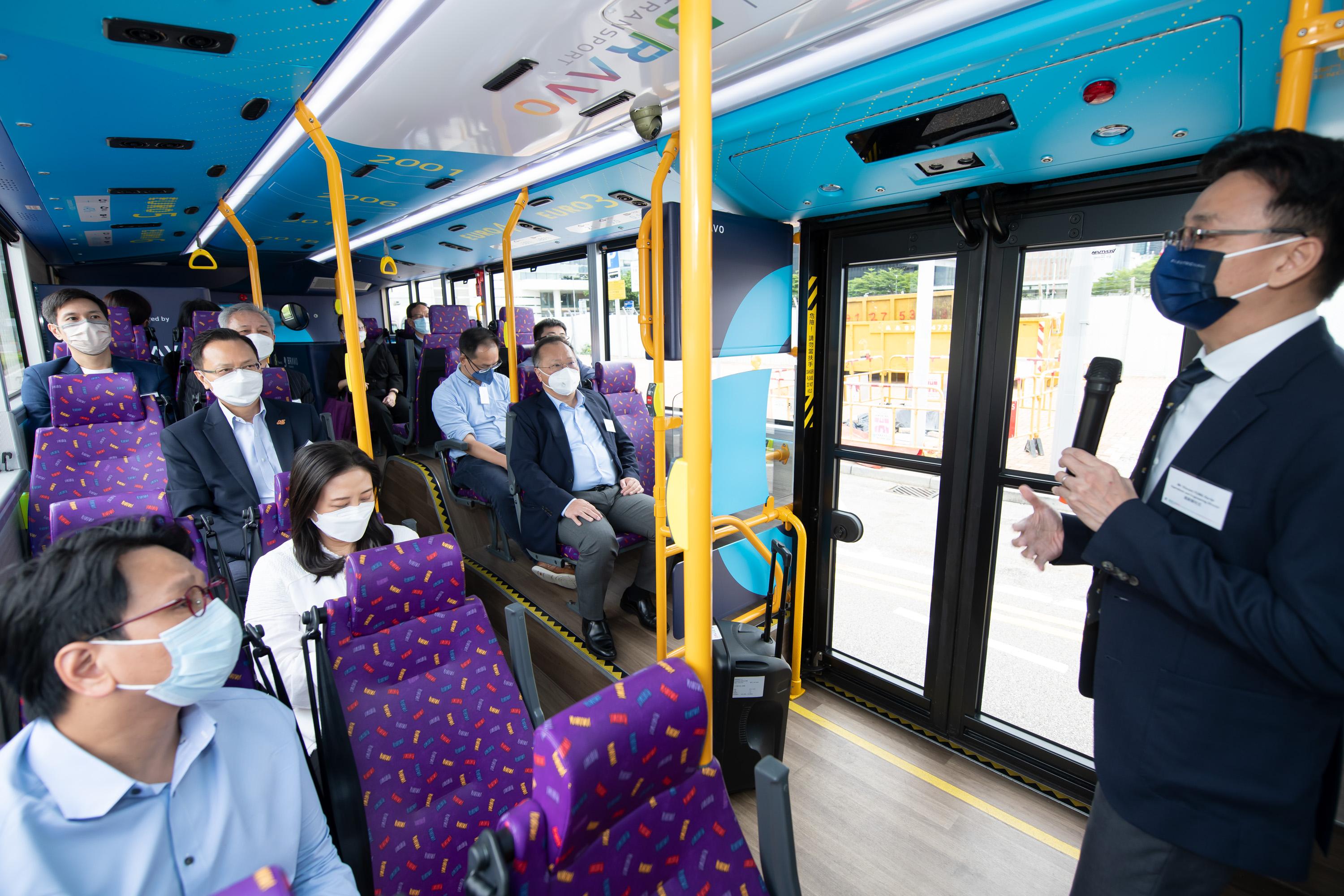 立法会交通事务委员会今日（八月十九日）参观城巴有限公司（城巴）的设施。图示立法会议员乘坐城巴双层电能巴士，藉此体验电能巴士的设备。